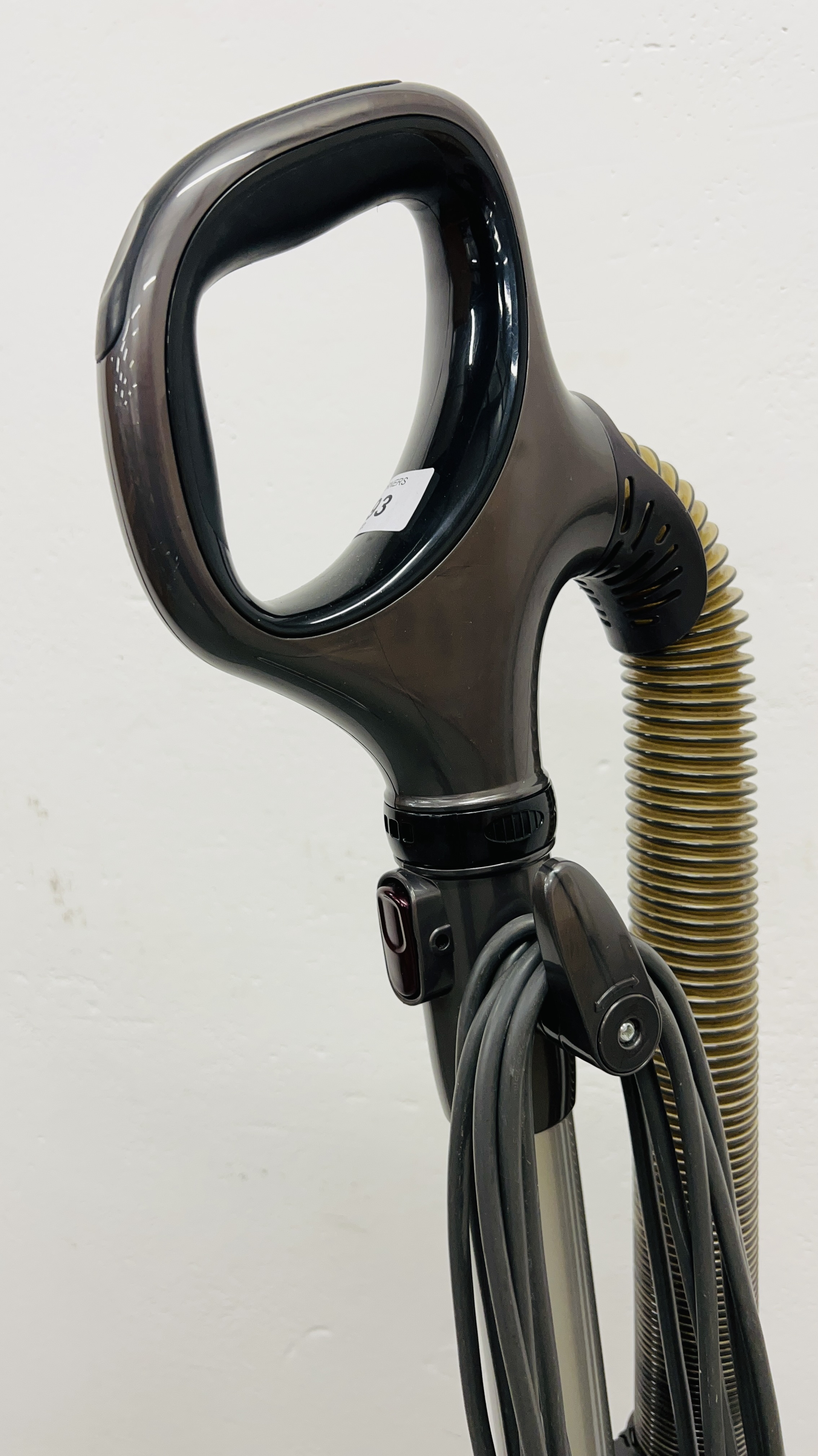 SHARK ROTATOR VACUUM CLEANER - SOLD AS SEEN. - Image 5 of 8