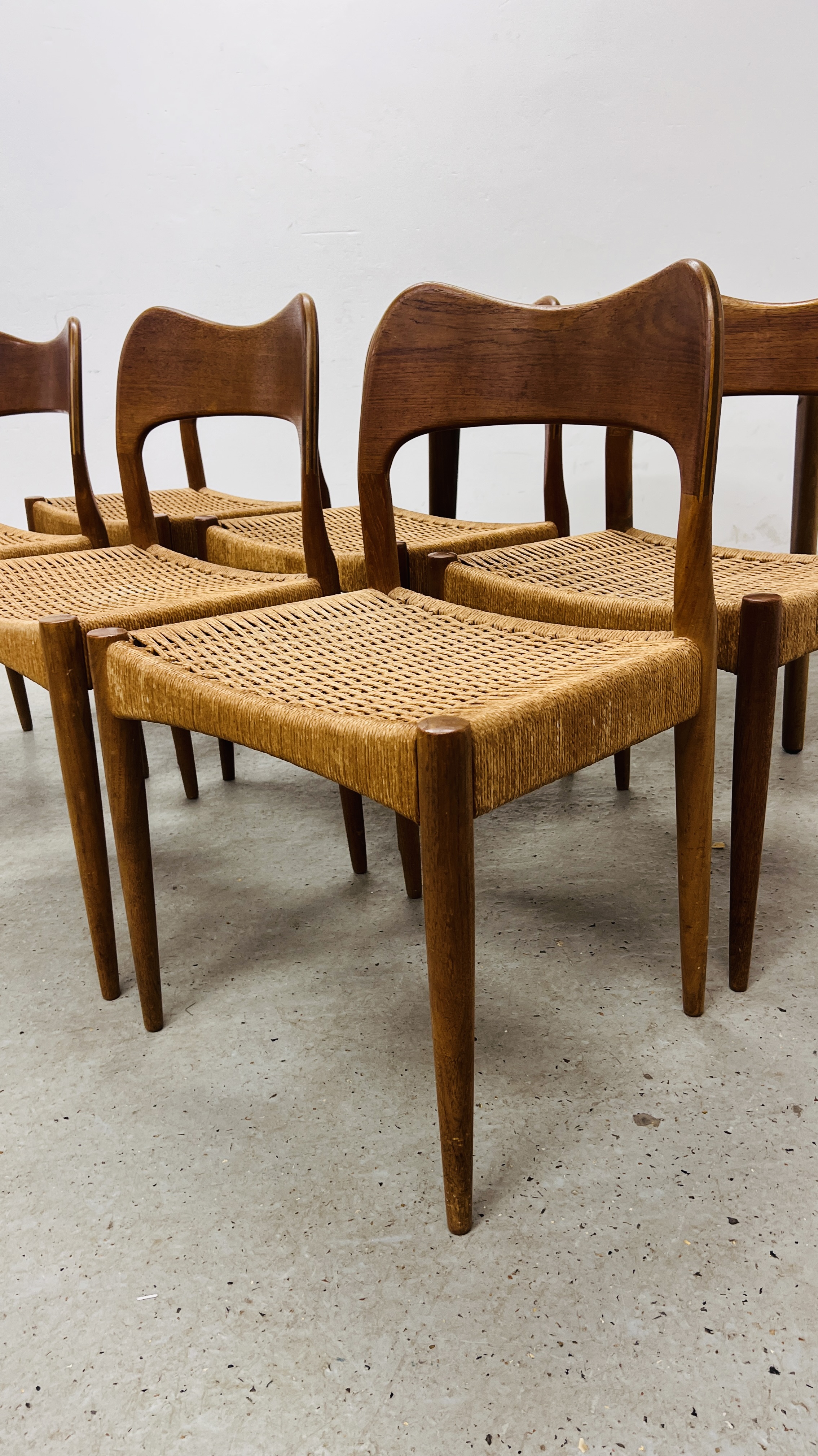 DANISH MID-CENTURY TEAK EXTENDING CIRCULAR DINING TABLE (2 LEAVES) ALONG WITH A SET OF SIX DANISH - Image 3 of 23