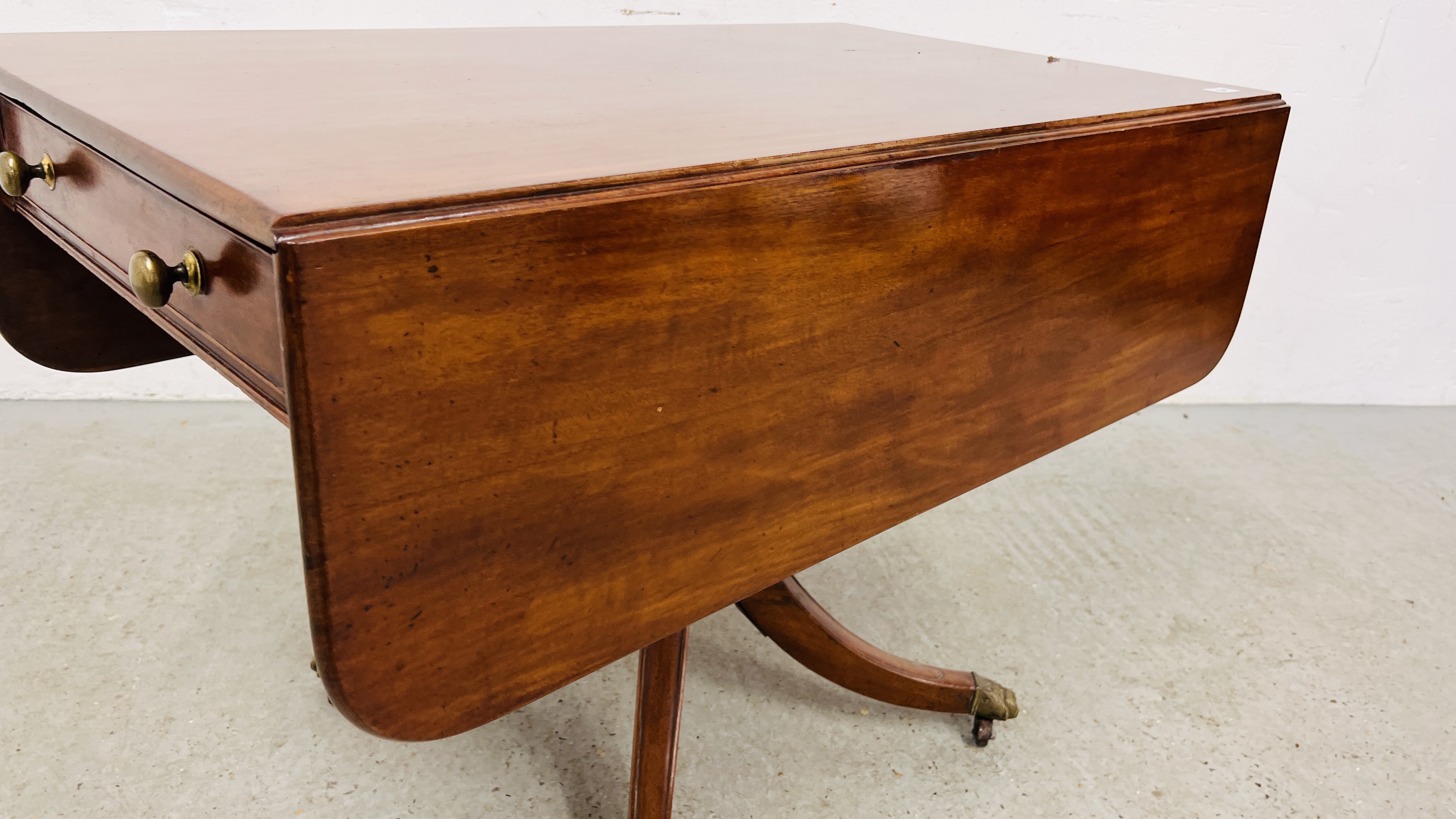 A REGENCY MAHOGANY DROP LEAF PEDESTAL TABLE, THE TWO DRAWERS ABOVE OUTSWEPT LEGS, - Image 5 of 14