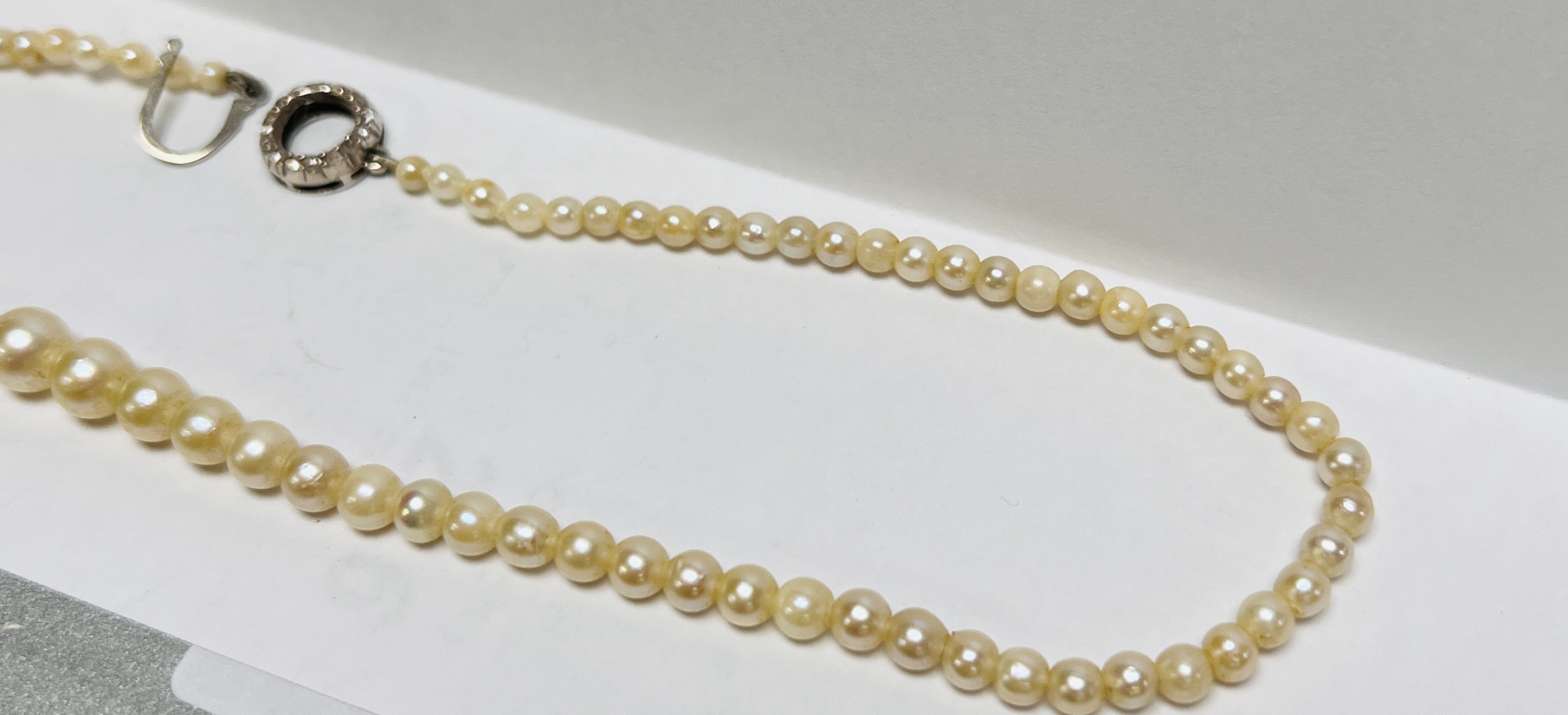 A VINTAGE SILVER STRAND PEARL NECKLACE LENGTH 40CM. - Image 4 of 6