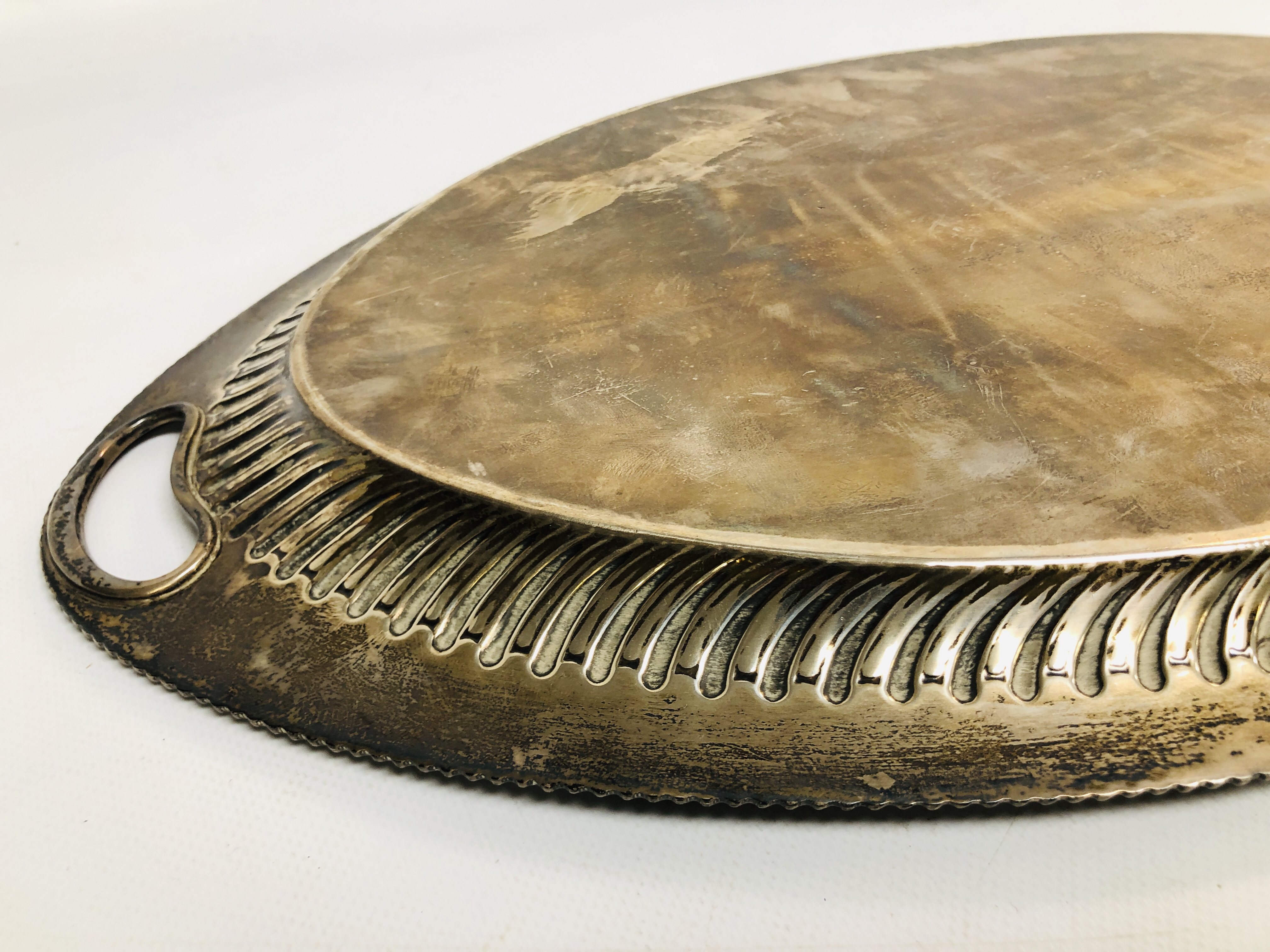 A SILVER TWO HANDLED OVAL TRAY WITH GADROONED DECORATION, SHEFFIELD 1916, L 56CM. - Image 10 of 13