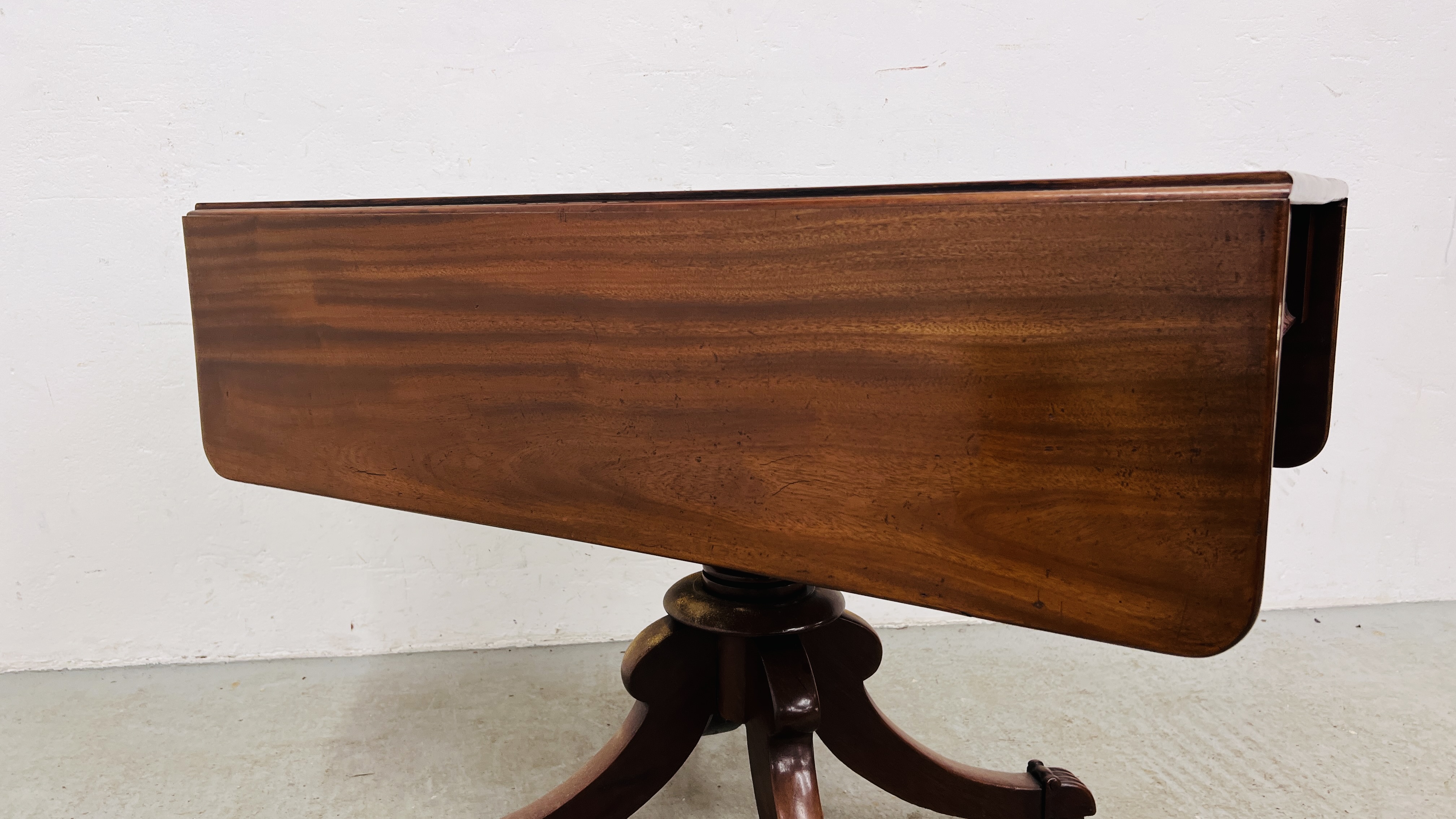 A REGENCY MAHOGANY DROP LEAF PEDESTAL TABLE ON HIPPED OUTSWEPT LEGS, WIDTH 102CM. - Image 3 of 17