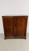 A GEORGE III MAHOGANY TWO DOOR LOW PRESS CUPBOARD, W 123CM, D 61CM, H 134CM.