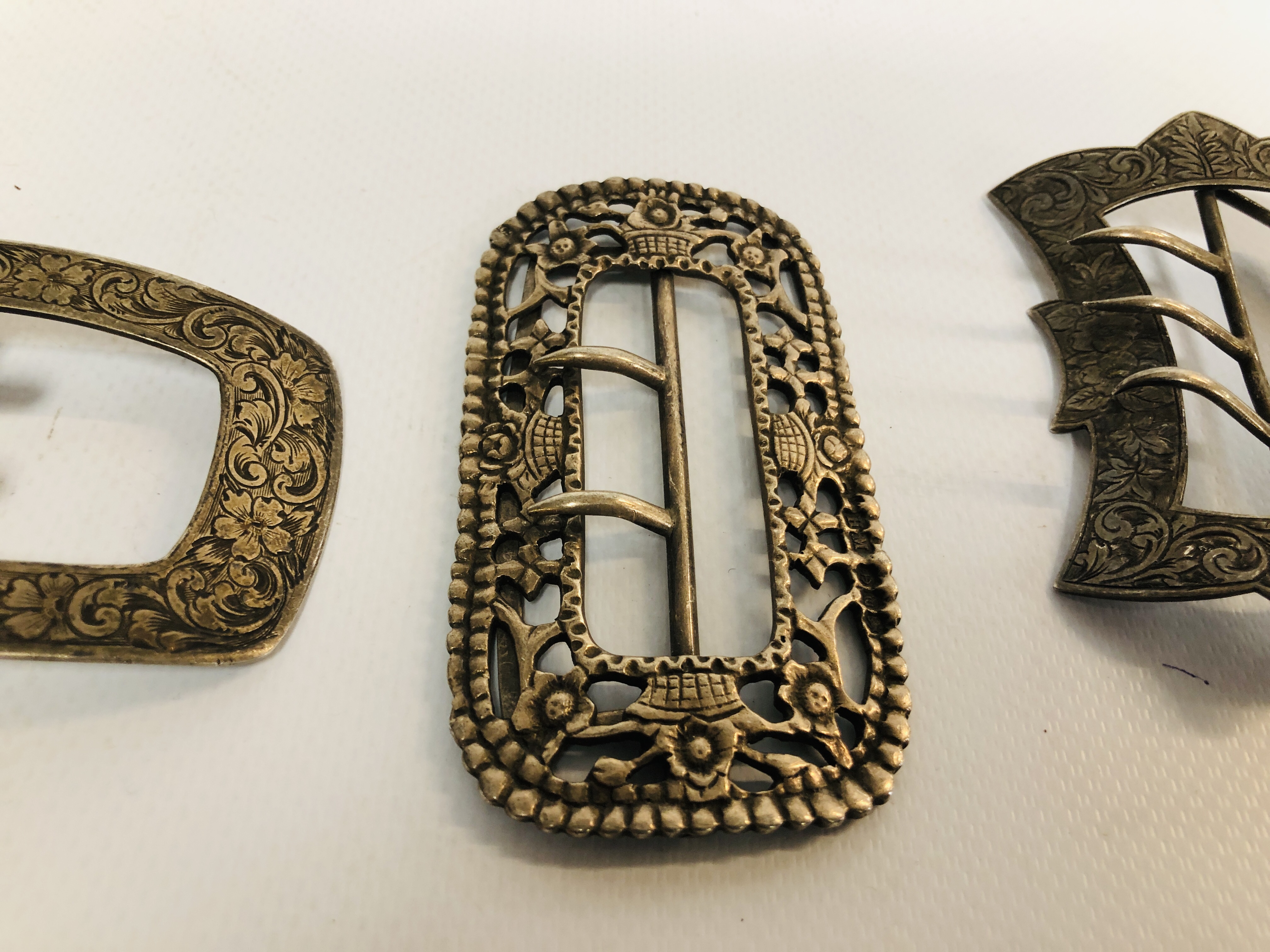 A GROUP OF FOUR VARIOUS SILVER BUCKLES VARIOUS DATES AND MAKERS. - Image 4 of 6