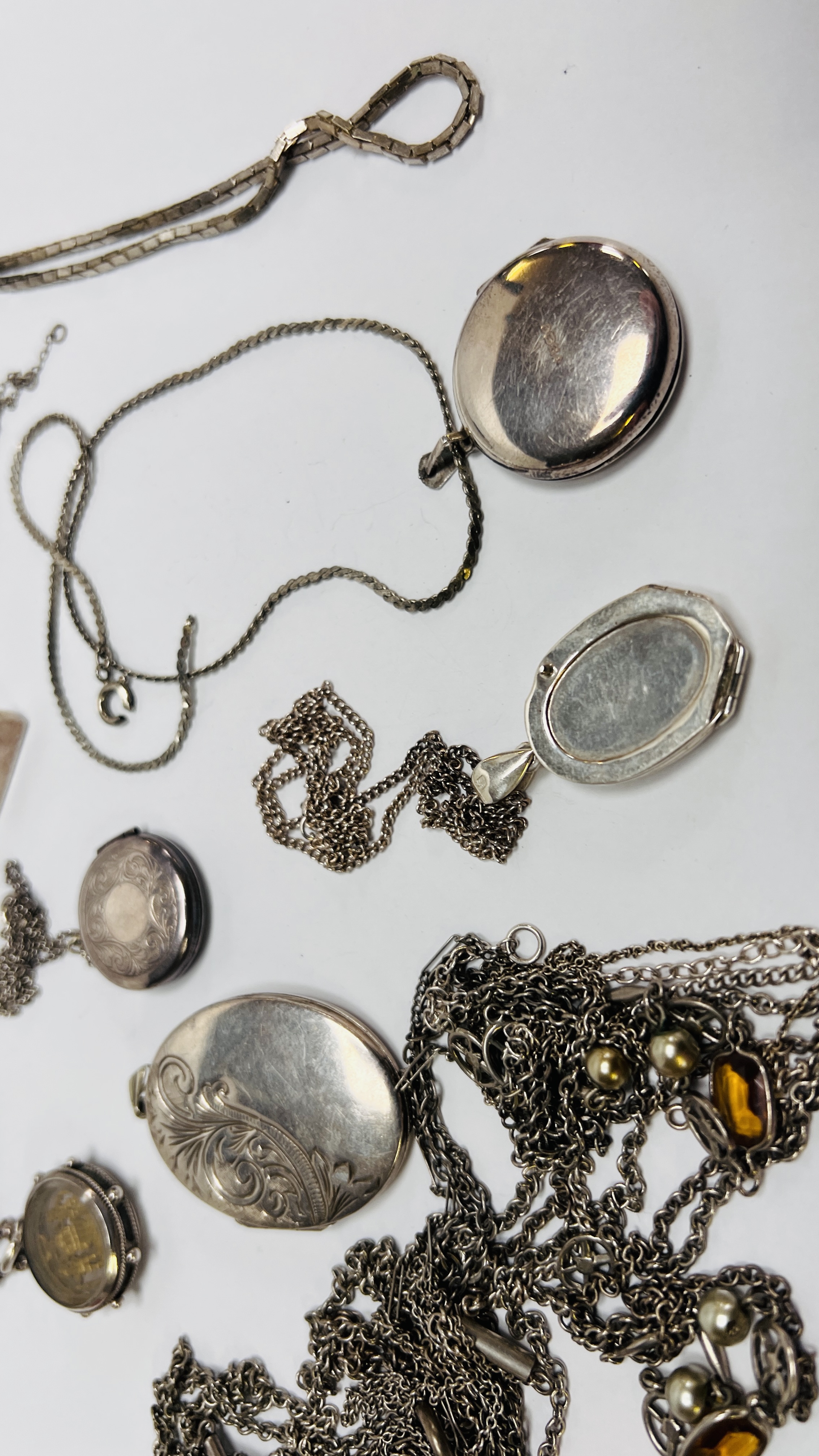 A GROUP OF FOUR SILVER PHOTO LOCKETS AND CHAINS ALONG WITH AN OVAL SILVER PHOTO LOCKET A/F AND - Image 3 of 9
