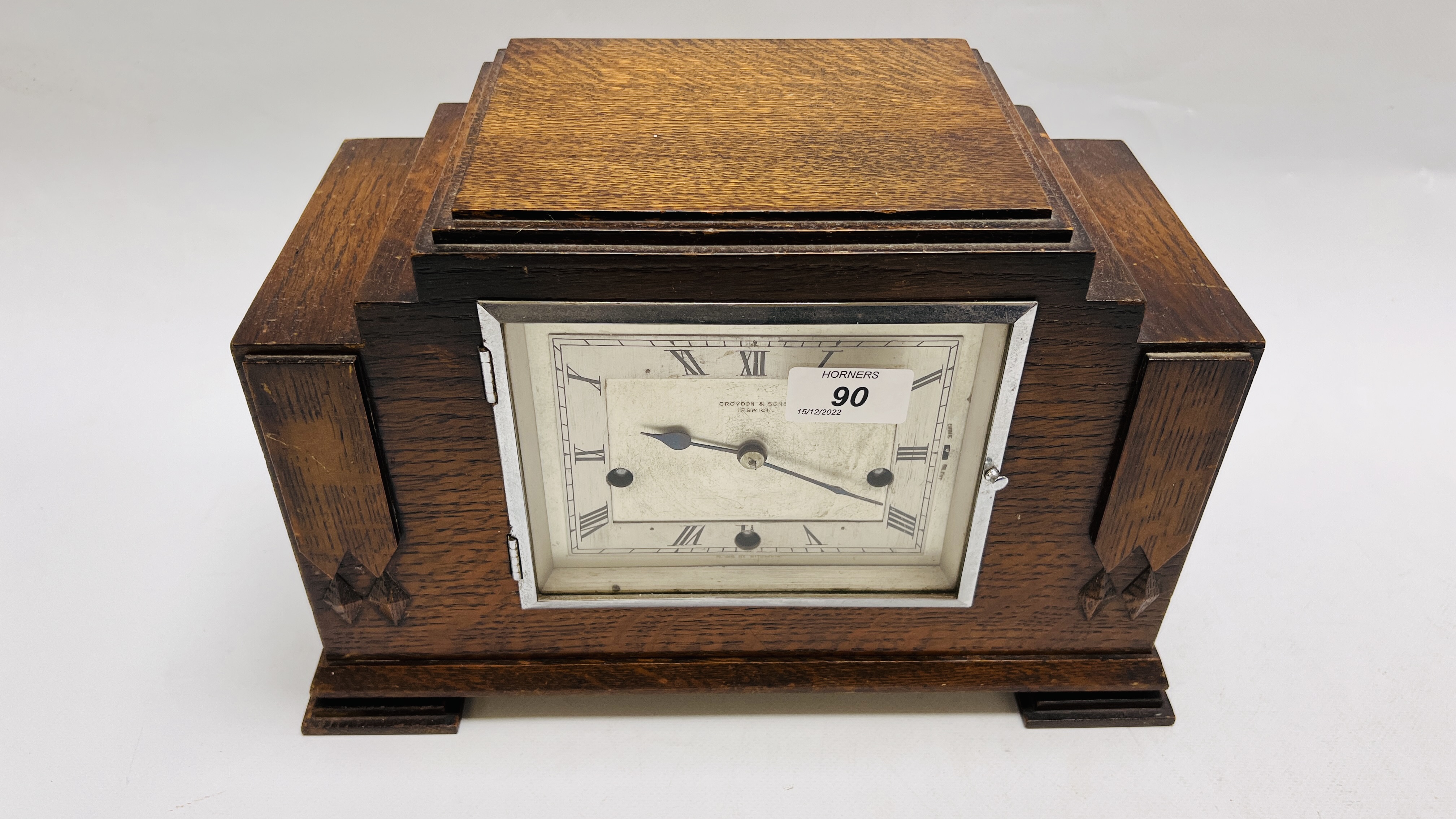 AN ART DECO STYLE OAK CASED MANTEL CLOCK BY CROYDON & SONS, IPSWICH, W 33.5CM X H 21CM. - Image 2 of 7