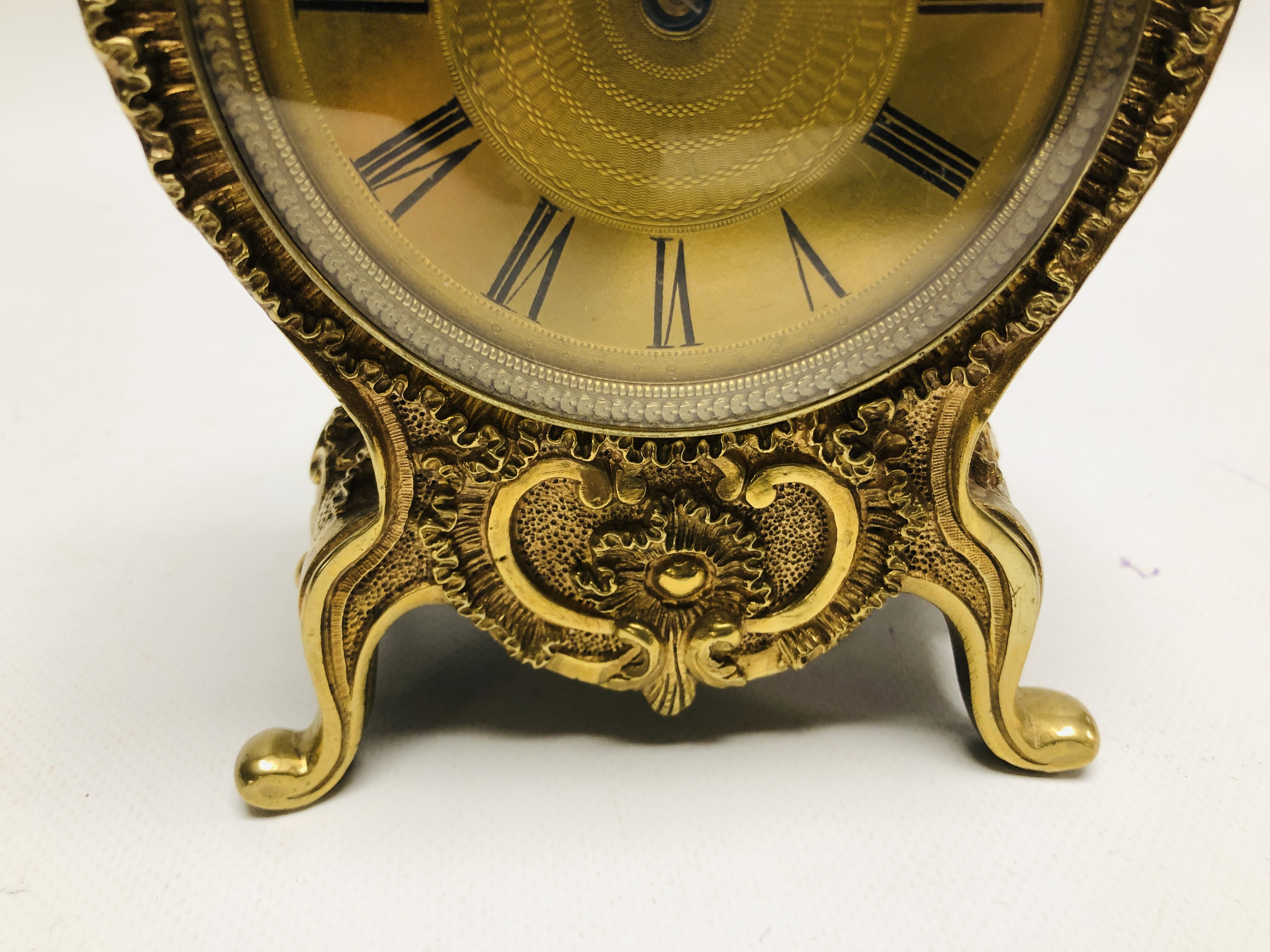 A BRASS MANTEL TIMEPIECE THE MOVEMENT STRIKING ON A BELL HEIGHT 20CM. - Image 4 of 8