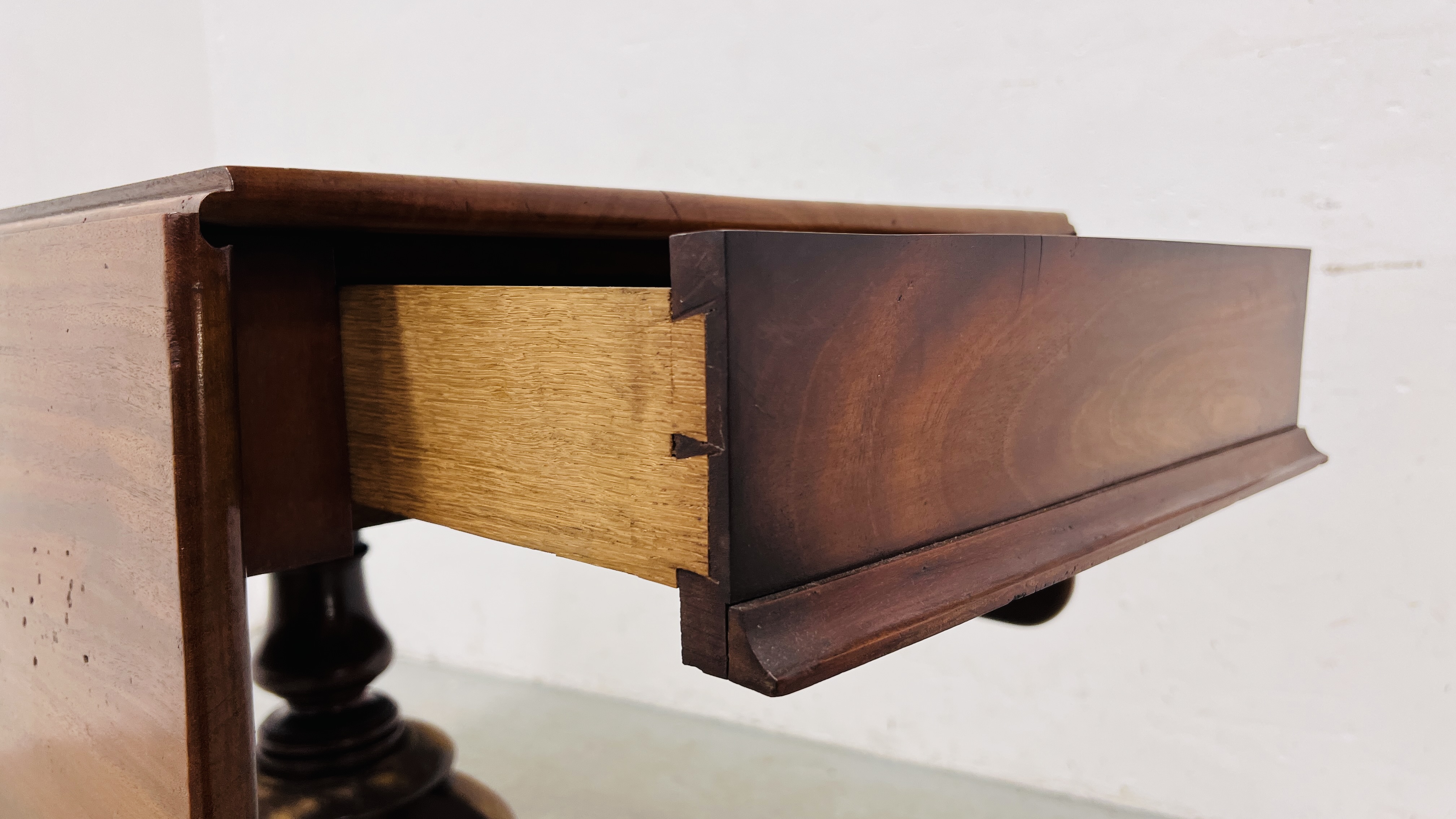 A REGENCY MAHOGANY DROP LEAF PEDESTAL TABLE ON HIPPED OUTSWEPT LEGS, WIDTH 102CM. - Image 8 of 17