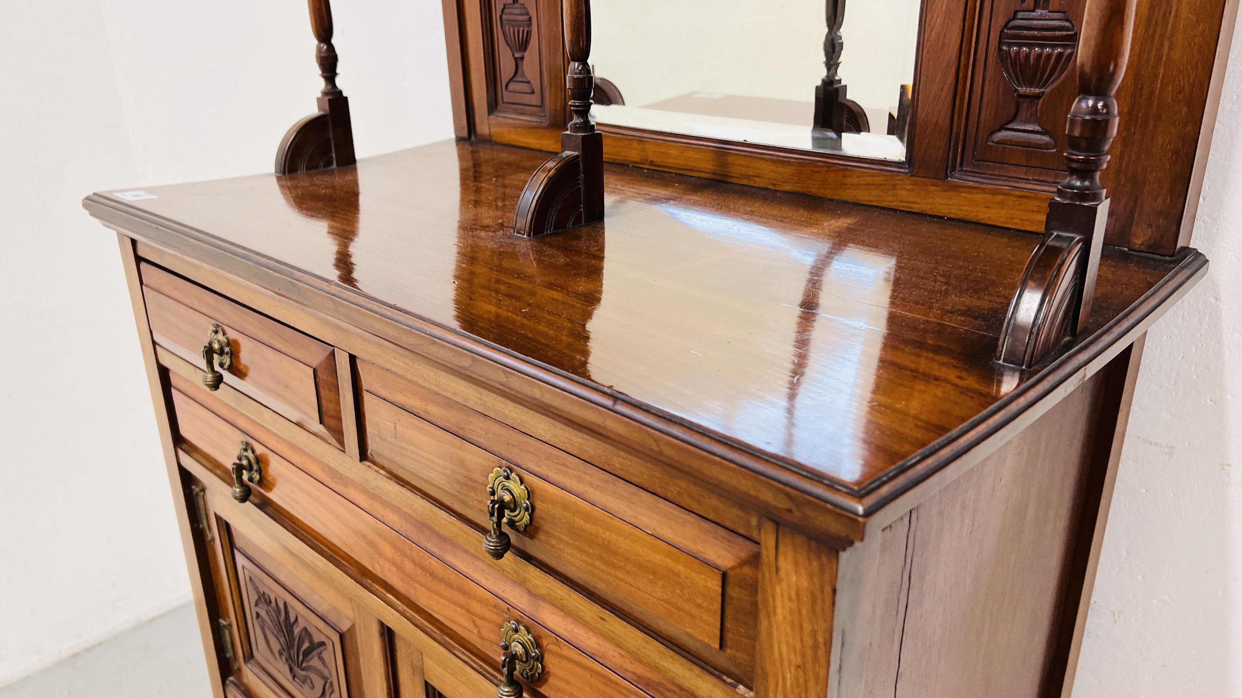 AN EDWARDIAN RED WALNUT MIRROR BACK CABINET, - Image 6 of 16