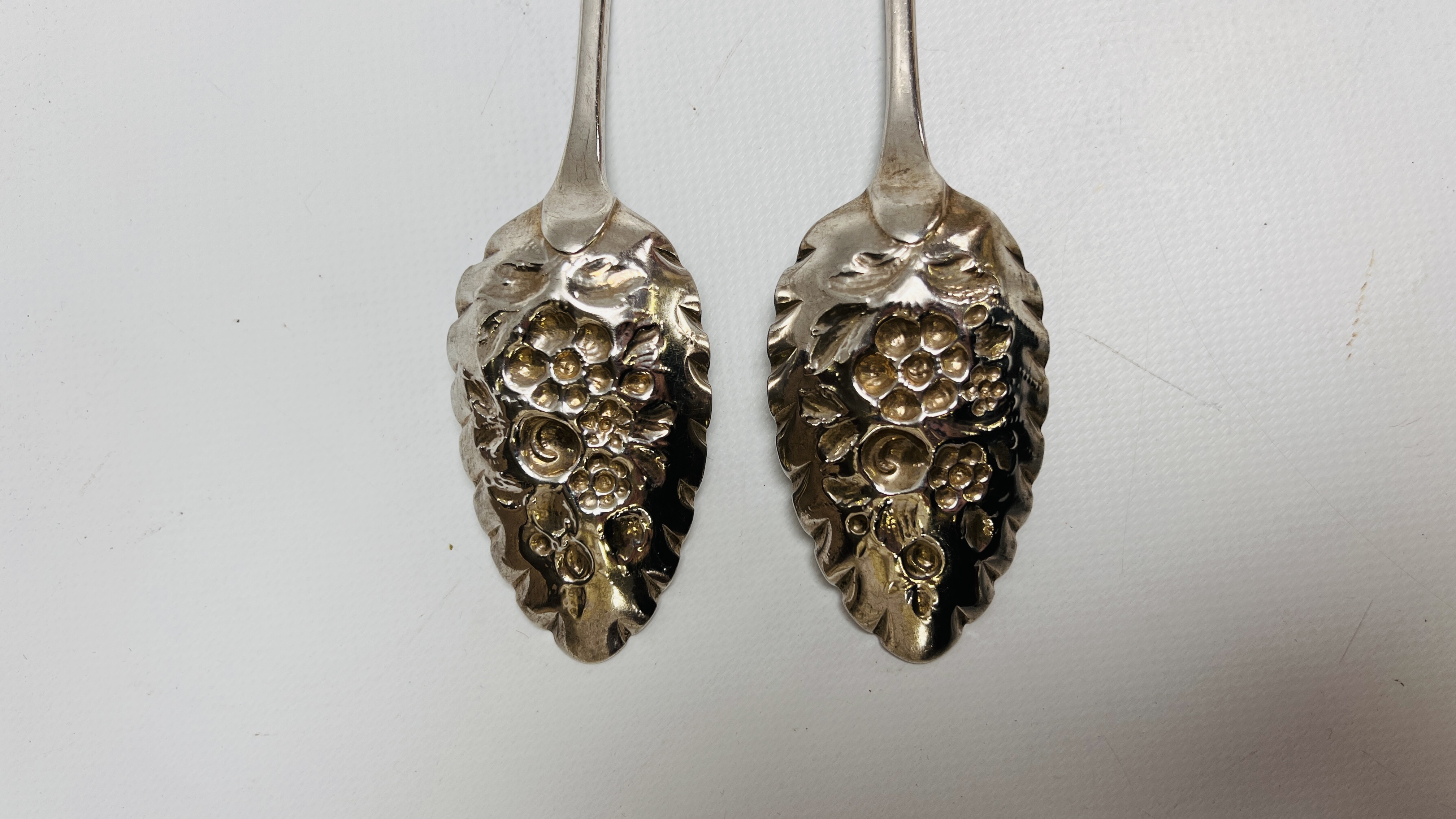 A PAIR OF SILVER SERVING SPOONS FLORAL DESIGN, LONDON ASSAY. - Image 8 of 8