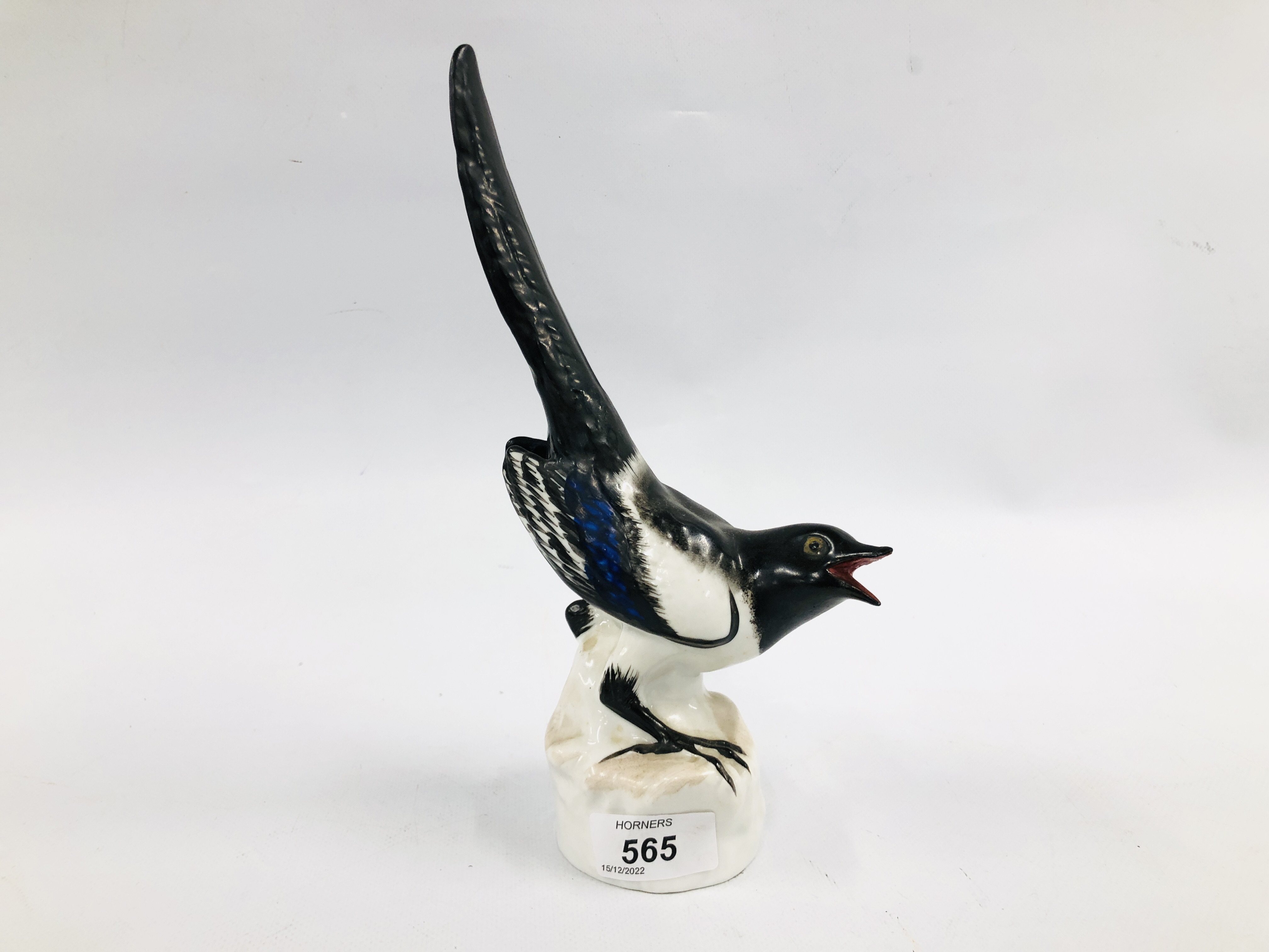 A USSR CALLING MAGPIE FIGURE HEIGHT 25CM.