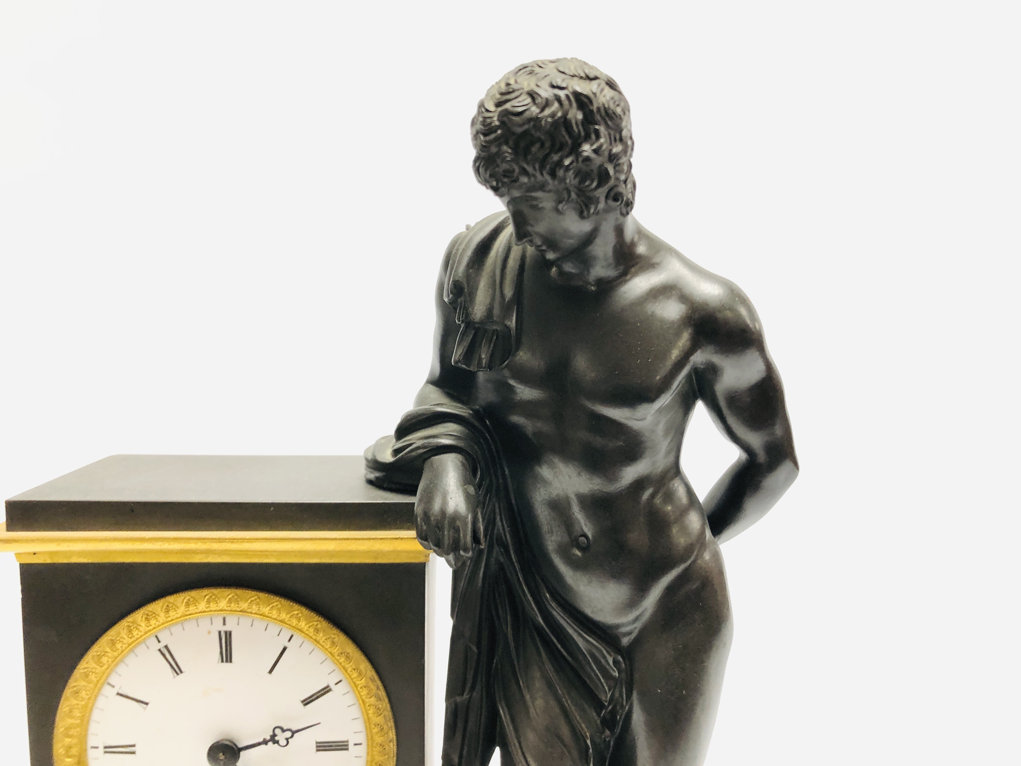 A CLASSICAL MANTEL TIMEPIECE THE CASE EMBELLISHED WITH GILT DETAIL AND FIGURE HEIGHT 37CM. - Image 5 of 9