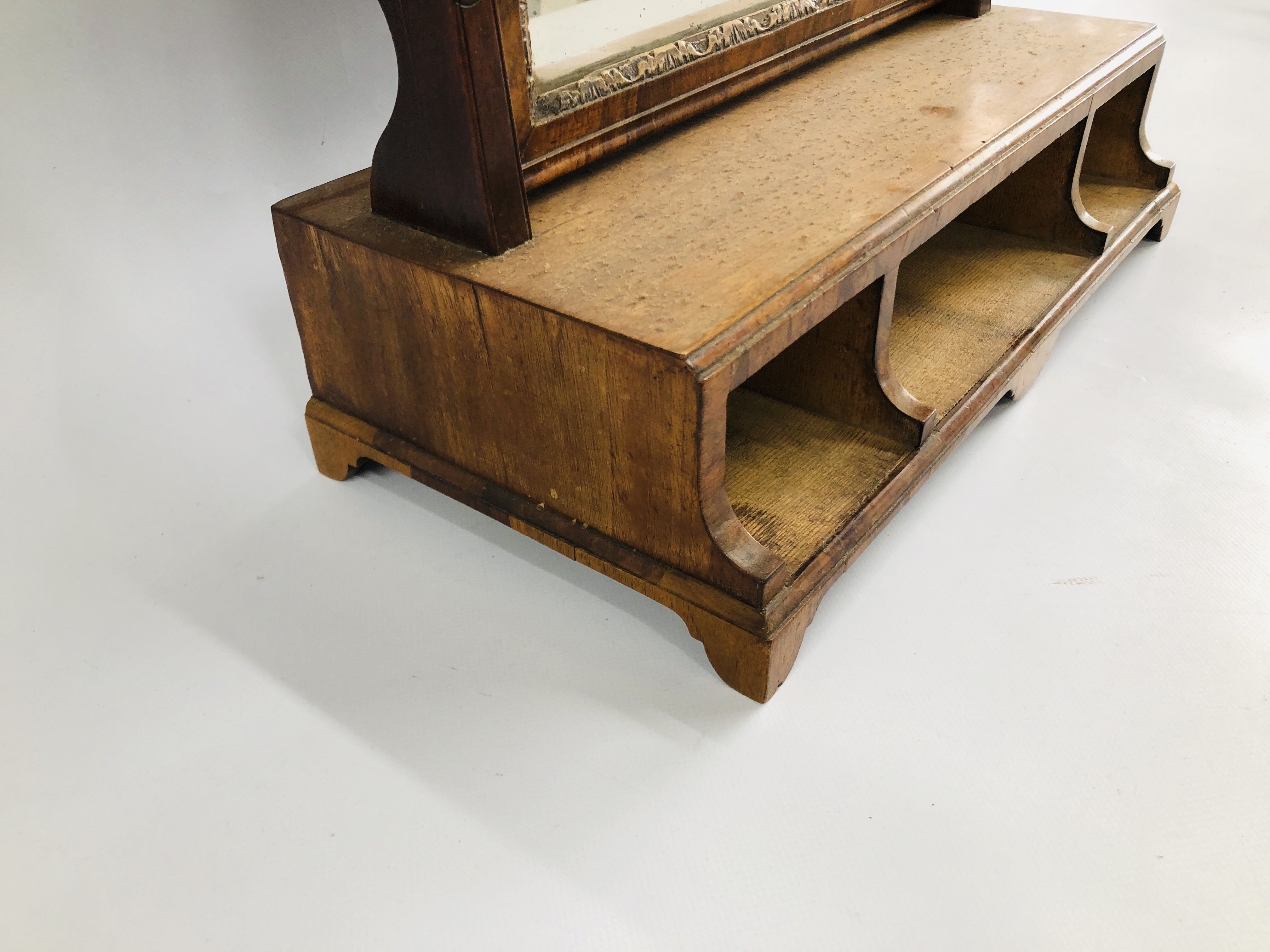 A GEORGE II WALNUT TOILET MIRROR, LACKING DRAWERS, HEIGHT 59CM. - Image 5 of 7