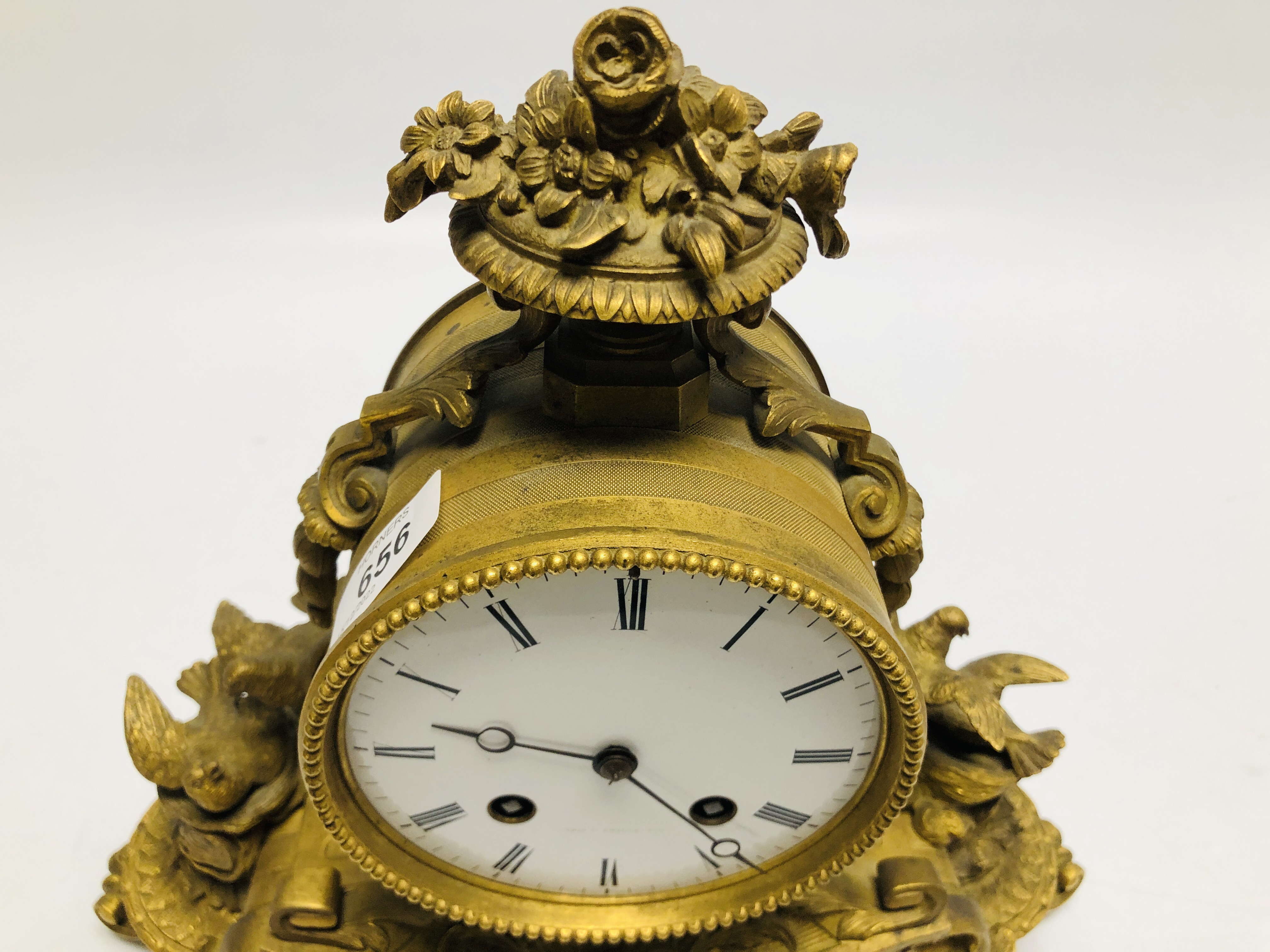 AN ORNATE BRASS MANTEL CLOCK WITH ENAMELLED CHERUB DETAILED PANEL AND NESTING BIRDS STANDING ON A - Image 3 of 15