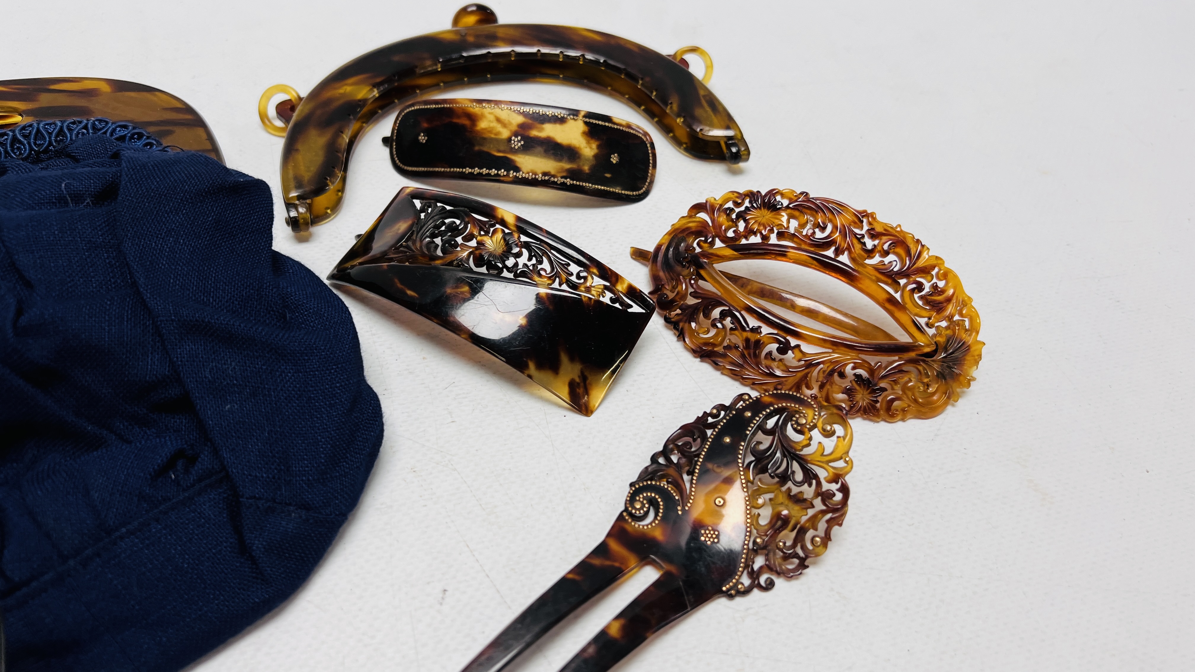 A GROUP OF VINTAGE TORTOISE SHELL FINISH HAIR CLIPS AND COMBS, HANDBAG AND FAN, - Image 6 of 8