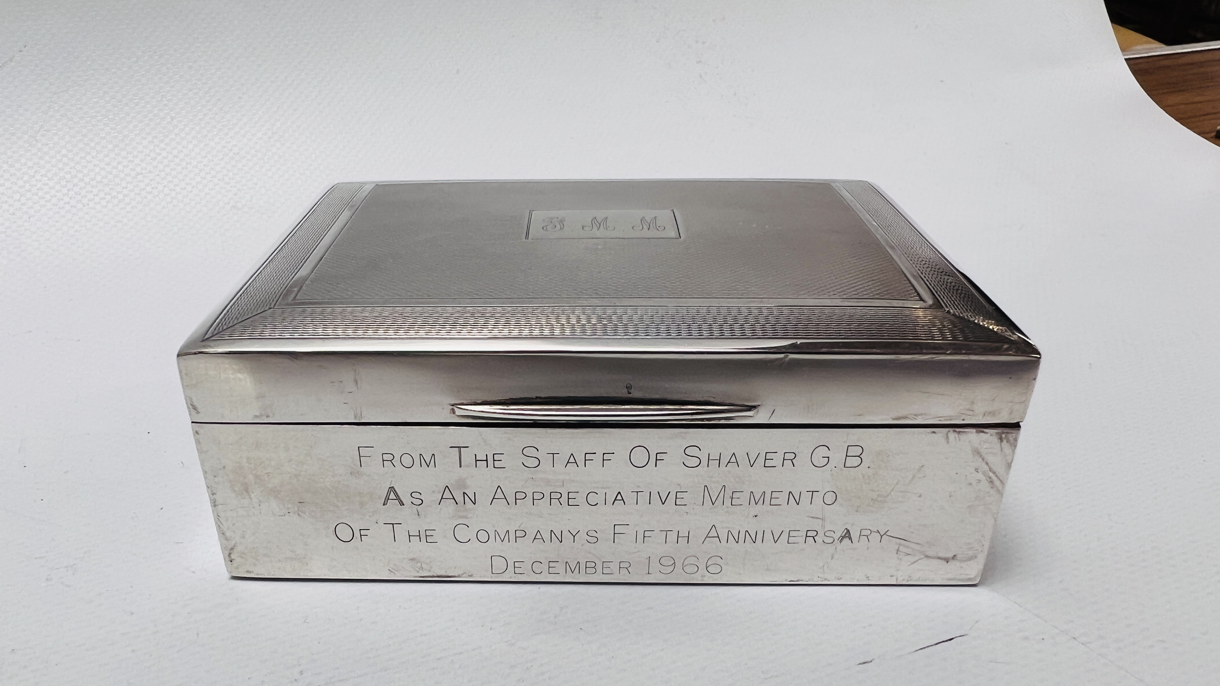 A GOOD QUALITY SILVER CIGARETTE BOX, BEARING INSCRIPTION, BIRMINGHAM ASSAY "H. BROS". WIDTH 11.5CM. - Image 2 of 8