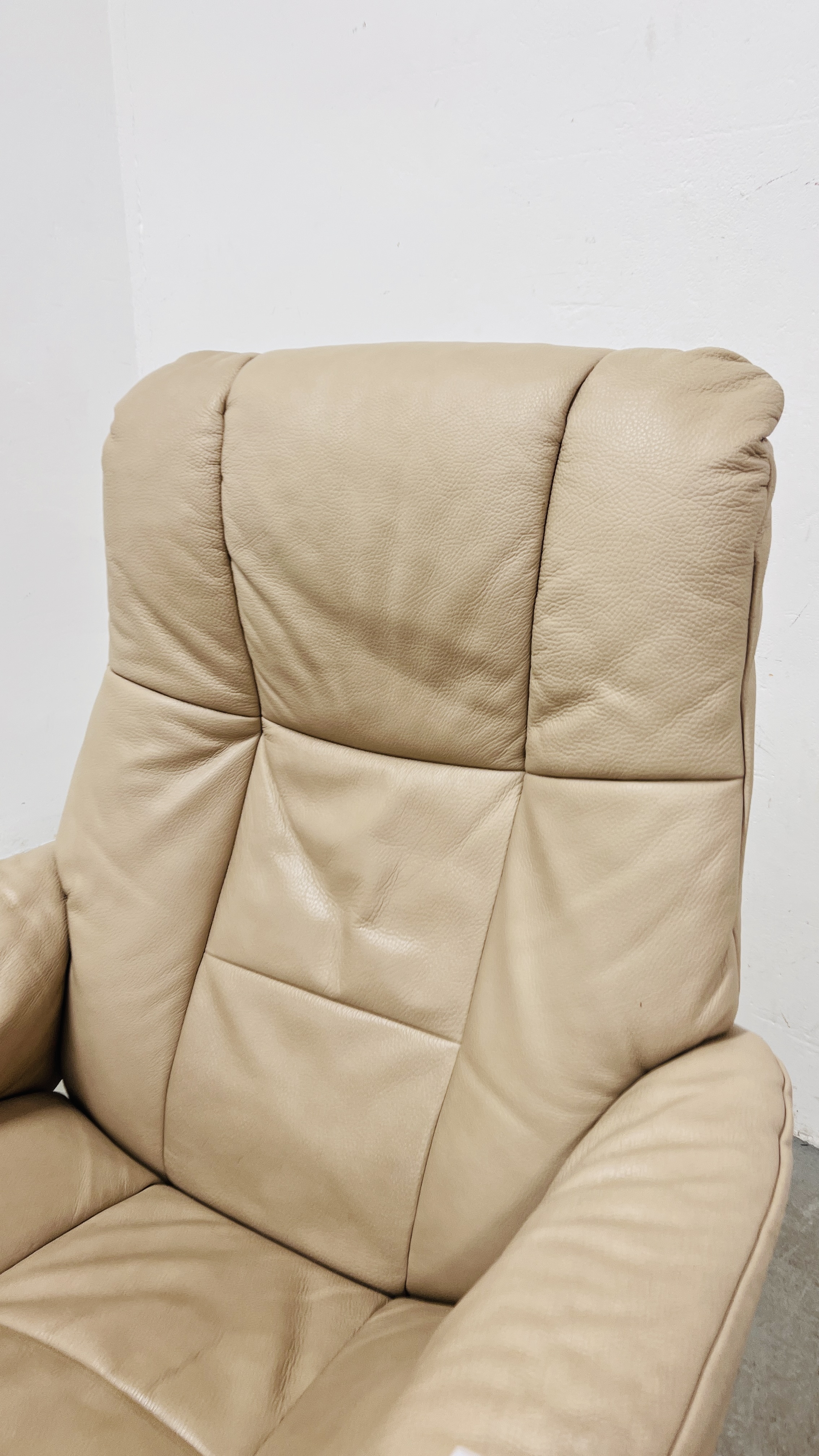 A GOOD QUALITY STRESSLESS CREAM LEATHER RELAXER CHAIR WITH MATCHING FOOTSTOOL. - Image 3 of 11