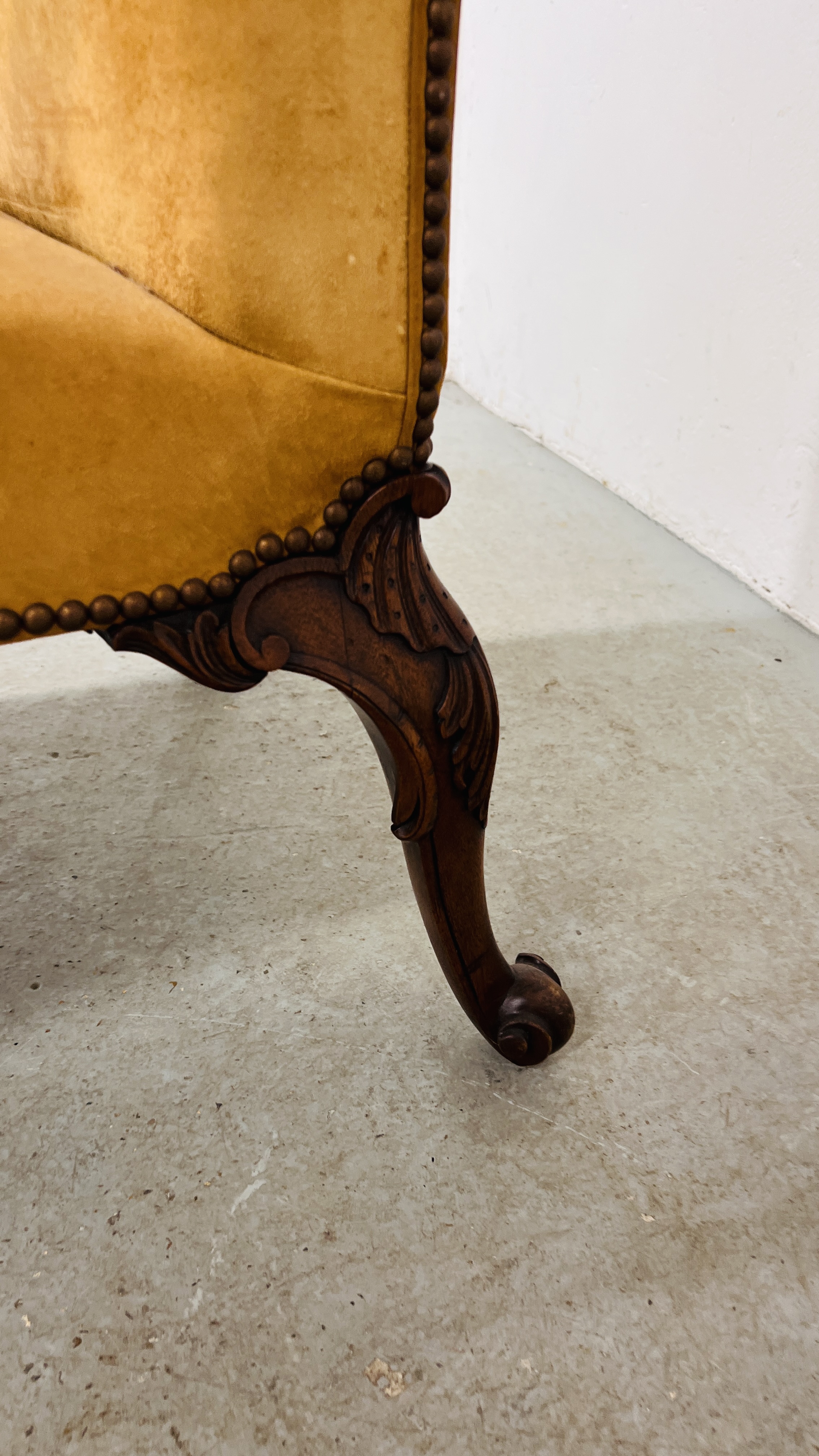 A GEORGE III GAINSBOROUGH CHAIR NOW COVERED IN LEATHER ON CABRIOLE LEGS TERMINATING IN SCROLL FEET. - Image 7 of 12