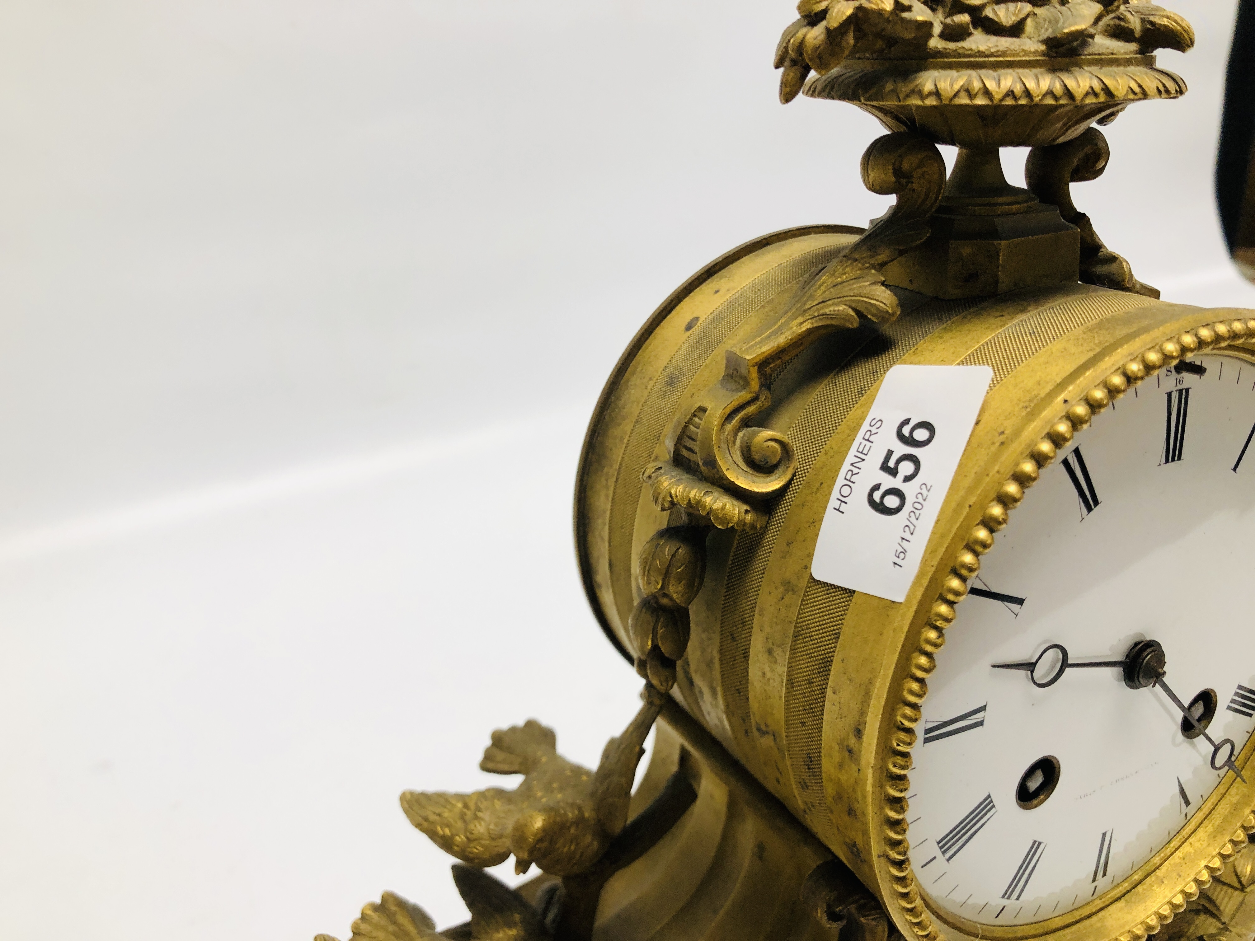 AN ORNATE BRASS MANTEL CLOCK WITH ENAMELLED CHERUB DETAILED PANEL AND NESTING BIRDS STANDING ON A - Image 9 of 15