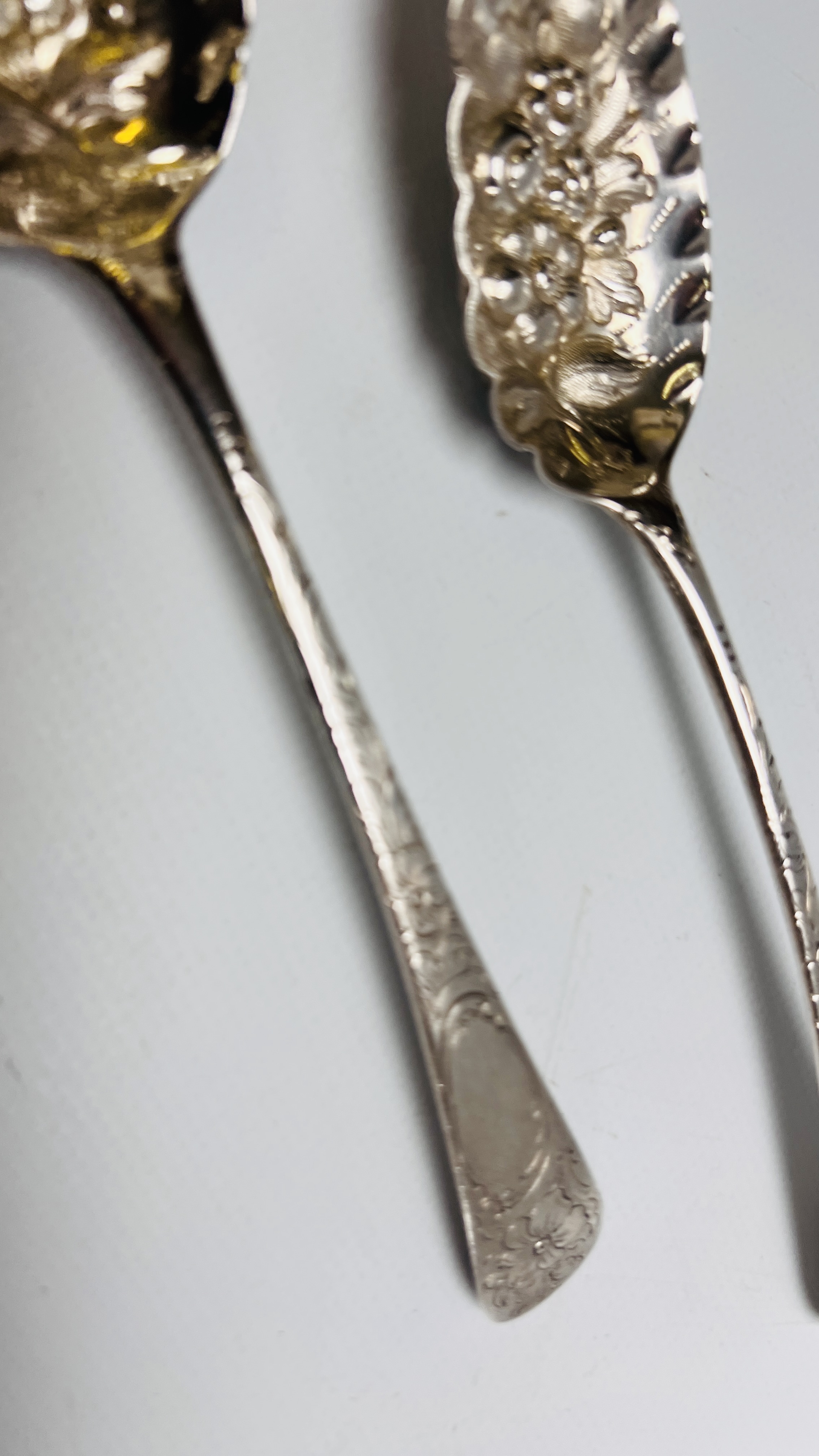 A PAIR OF SILVER SERVING SPOONS FLORAL DESIGN, LONDON ASSAY. - Image 4 of 8