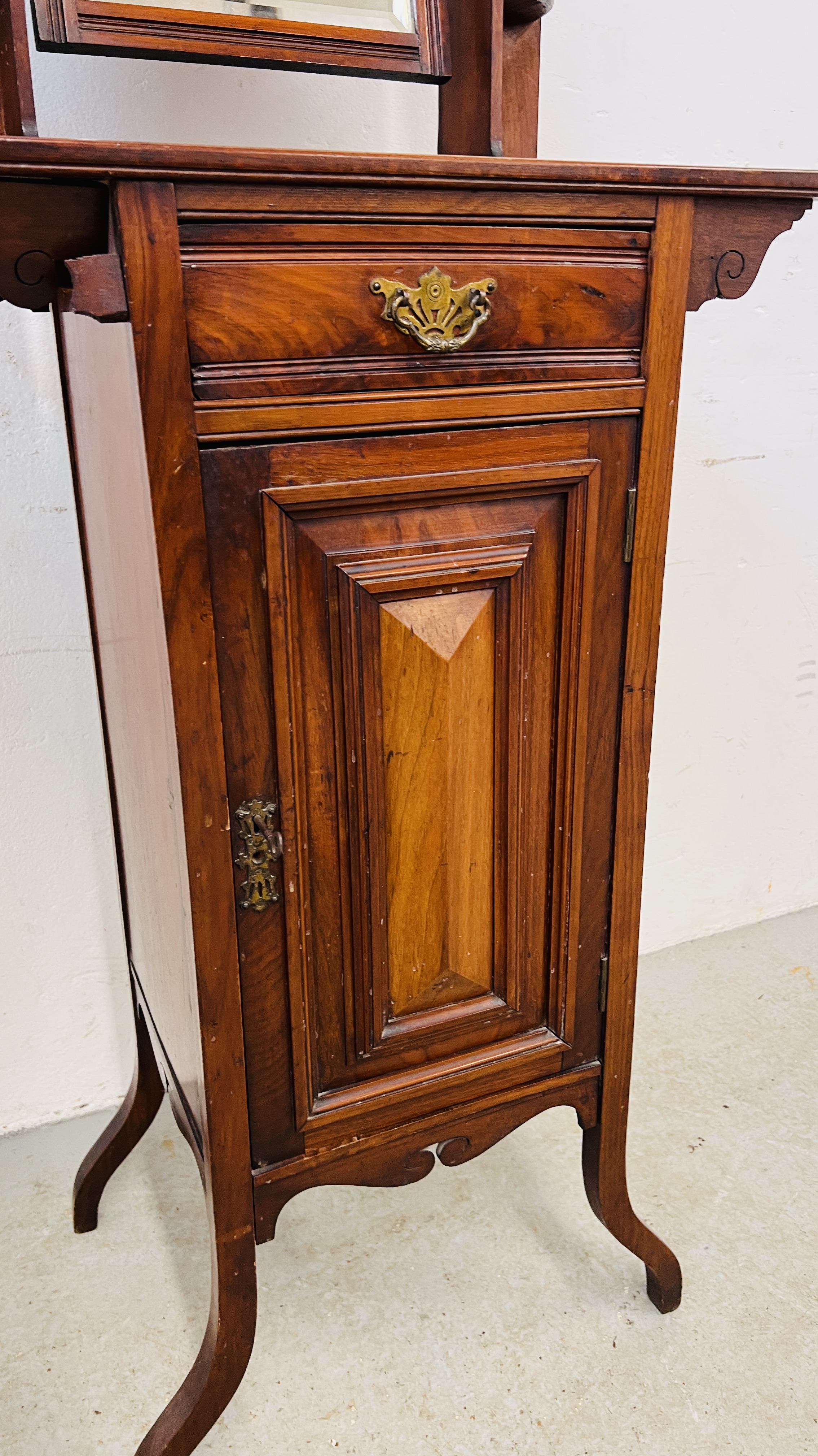 AN EDWARDIAN MAHOGANY TOILET STAND, - Image 3 of 9