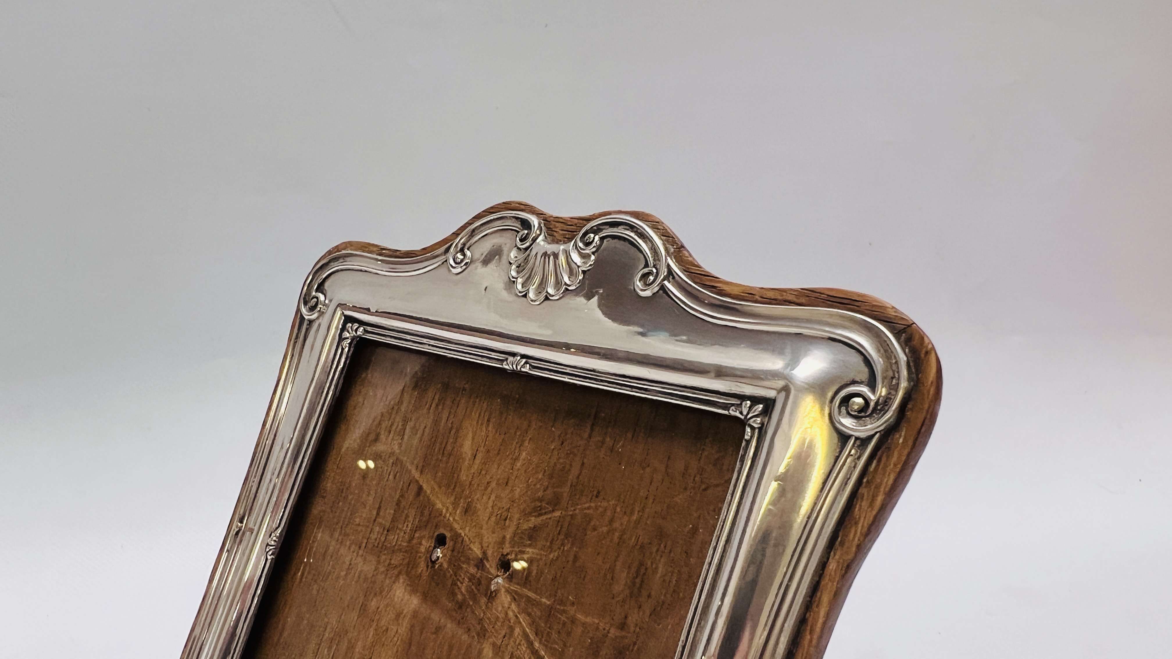 VINTAGE SILVER PHOTO FRAME ON WOODEN BACKING BIRMINGHAM ASSAY HEIGHT 20CM. WIDTH 14.5CM. - Image 3 of 5