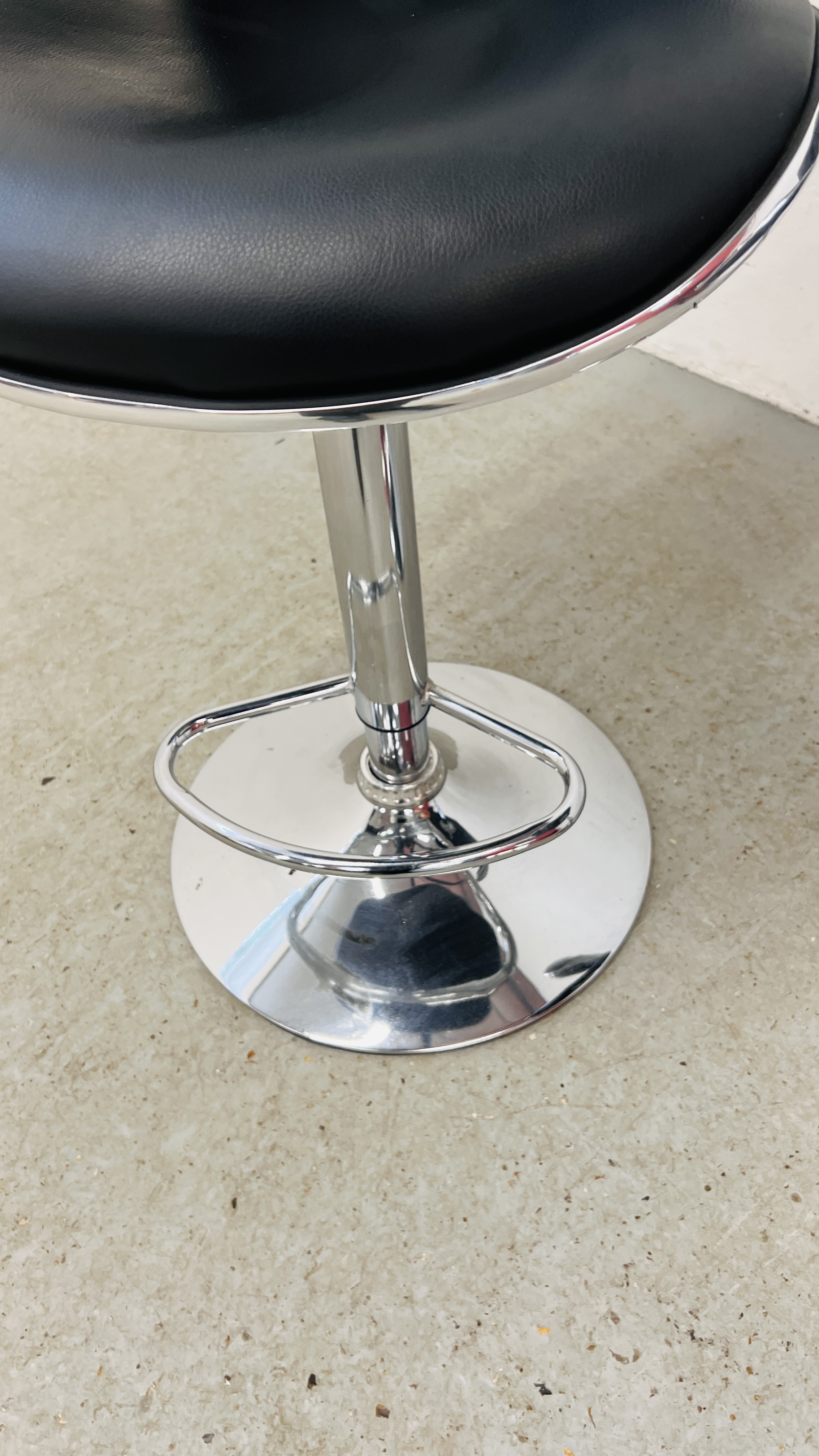 A PAIR OF CHROME FINISH RISE AND FALL BAR STOOLS - Image 6 of 9