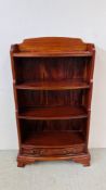 A GOOD QUALITY FOUR TIER HARDWOOD BOOKSHELF WITH SINGLE DRAWER TO BASE WIDTH 57CM. HEIGHT 112CM.