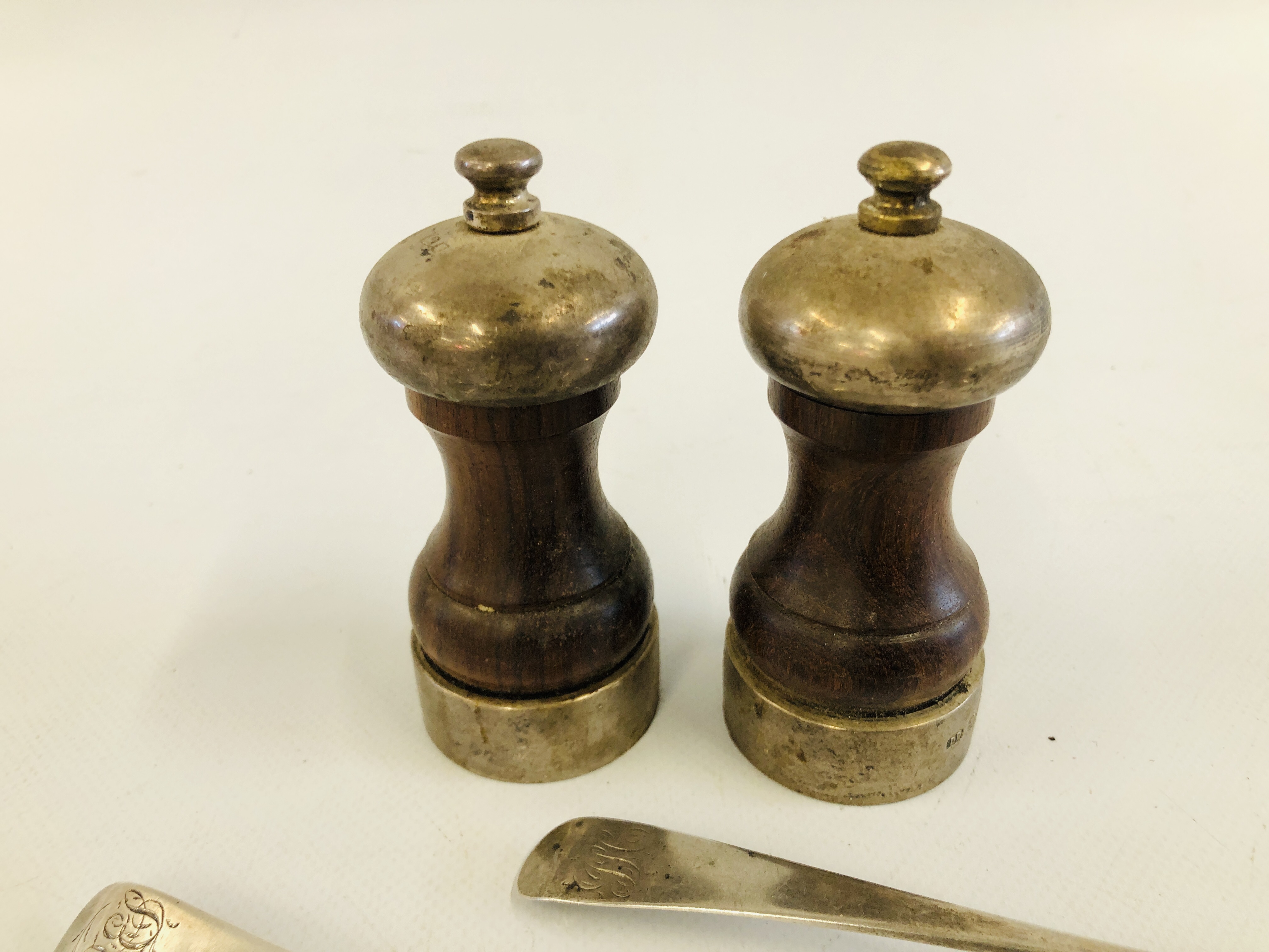 PAIR OF VINTAGE SALT AND PEPPER MILLS LONDON ASSAY PLUS A GROUP OF THREE SILVER SERVING SPOONS, - Image 7 of 10