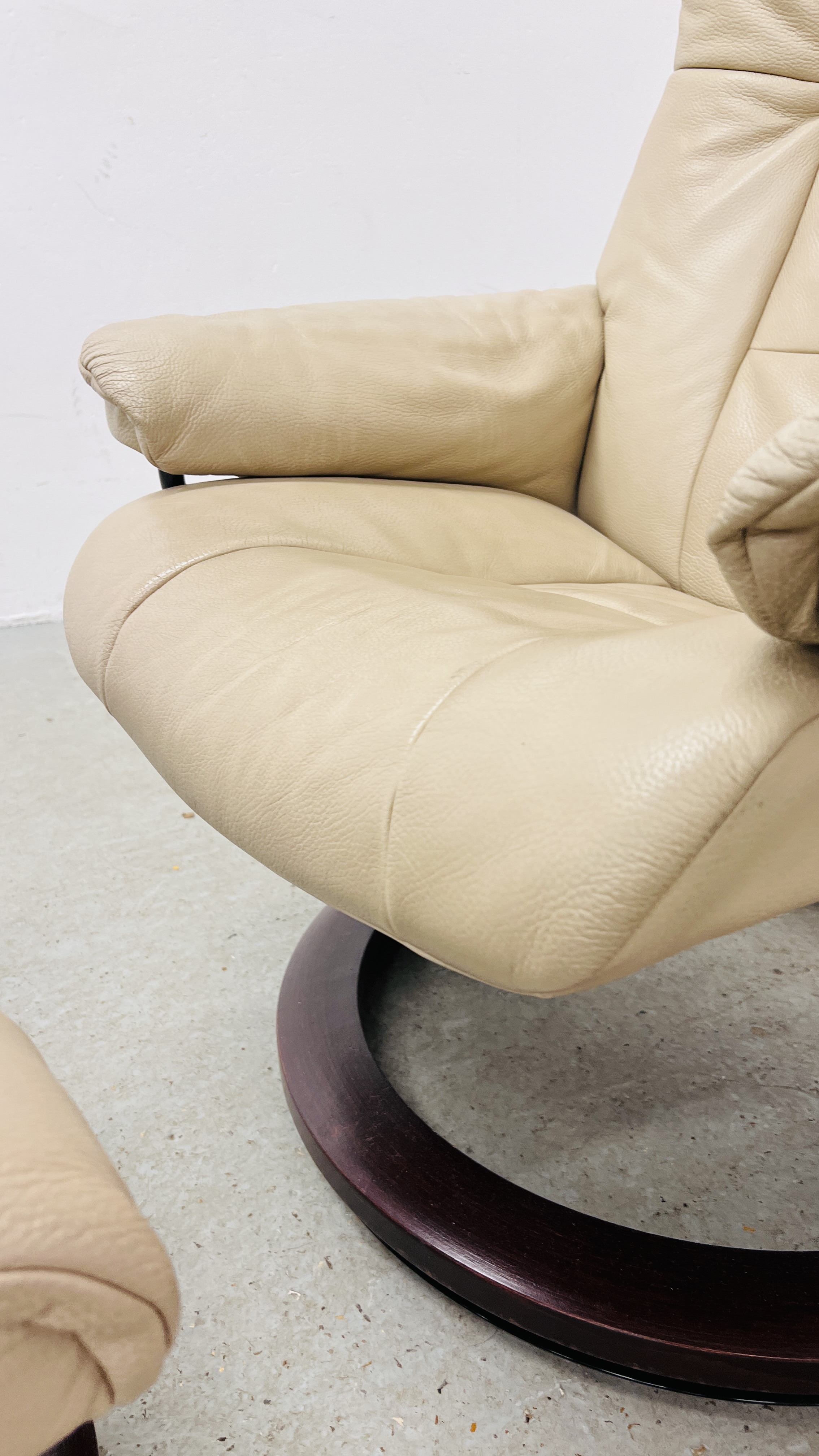 A GOOD QUALITY STRESSLESS CREAM LEATHER RELAXER CHAIR WITH MATCHING FOOTSTOOL. - Image 6 of 11