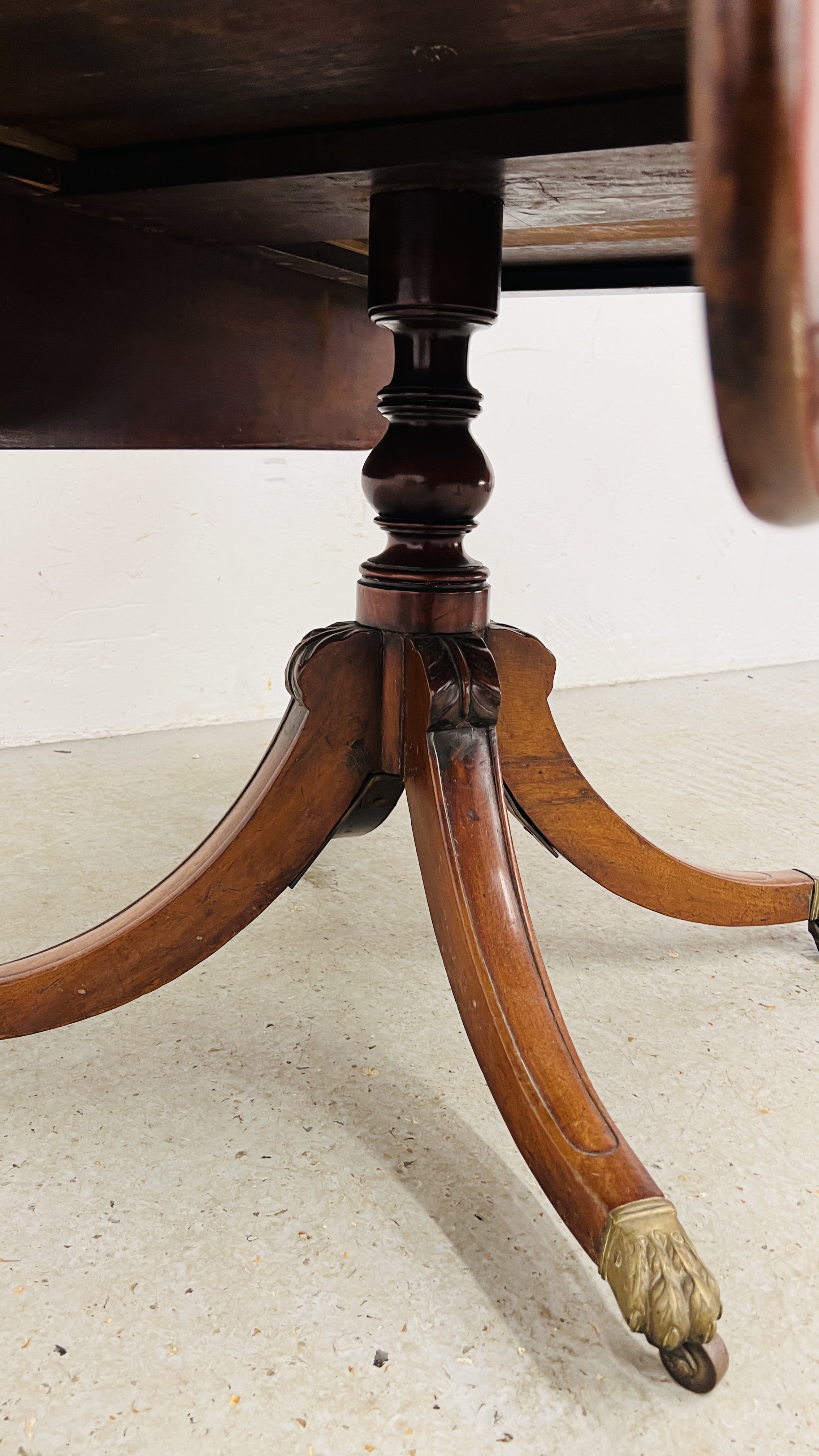 A REGENCY MAHOGANY DROP LEAF PEDESTAL TABLE, THE TWO DRAWERS ABOVE OUTSWEPT LEGS, - Image 6 of 14