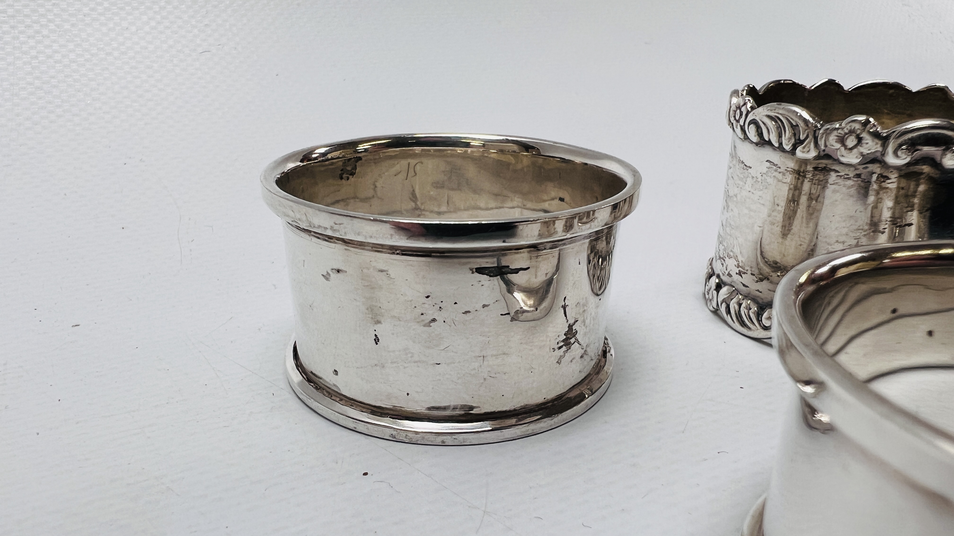 FIVE VARIOUS SILVER NAPKIN RINGS DIFFERENT DATES AND MAKERS - Image 4 of 14
