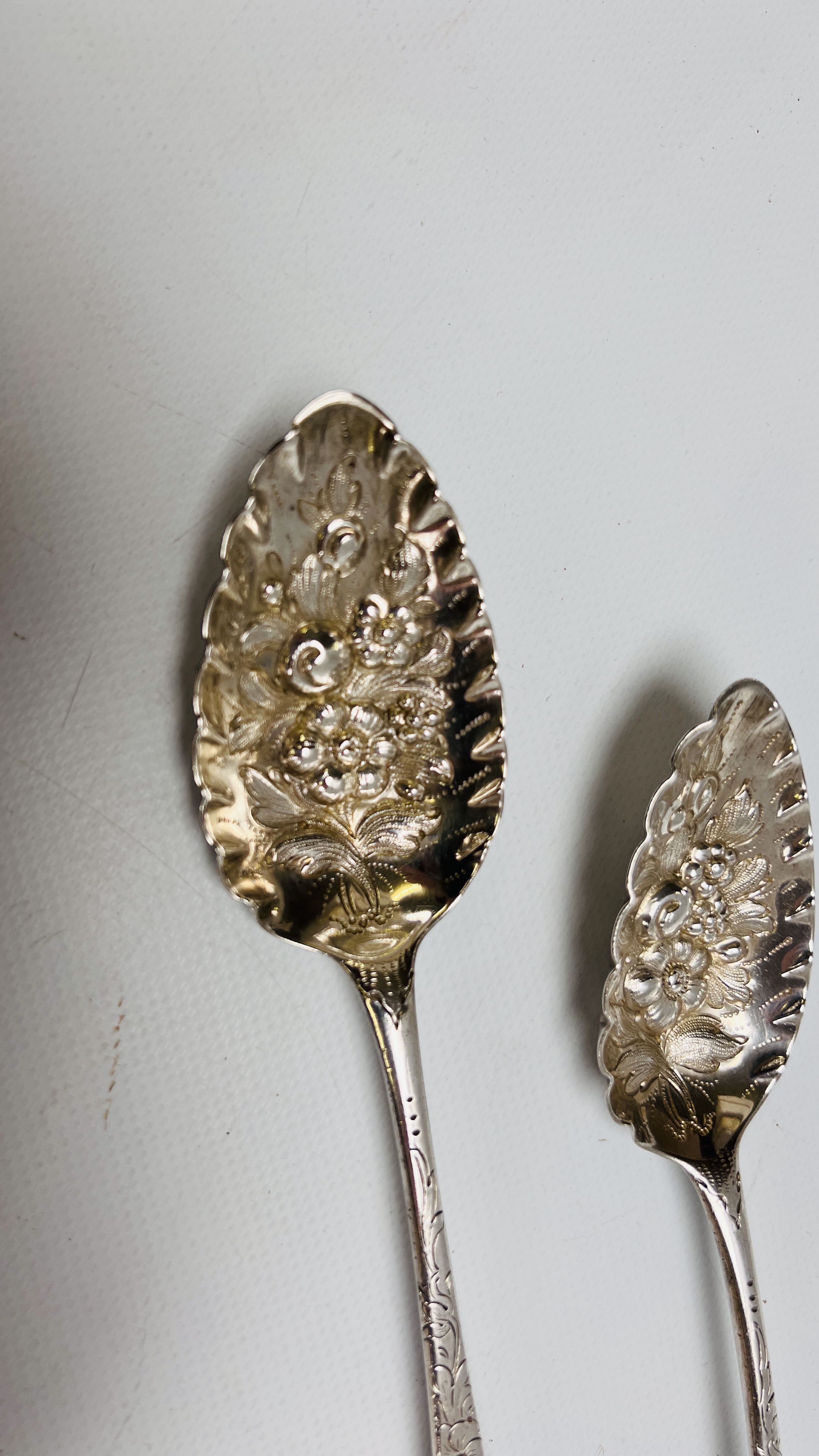 A PAIR OF SILVER SERVING SPOONS FLORAL DESIGN, LONDON ASSAY. - Image 2 of 8