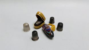 A COLLECTION OF FOUR SILVER THIMBLES ALONG WITH A DECORATIVE WHITE METAL EXAMPLE A/F IN ORIGINAL