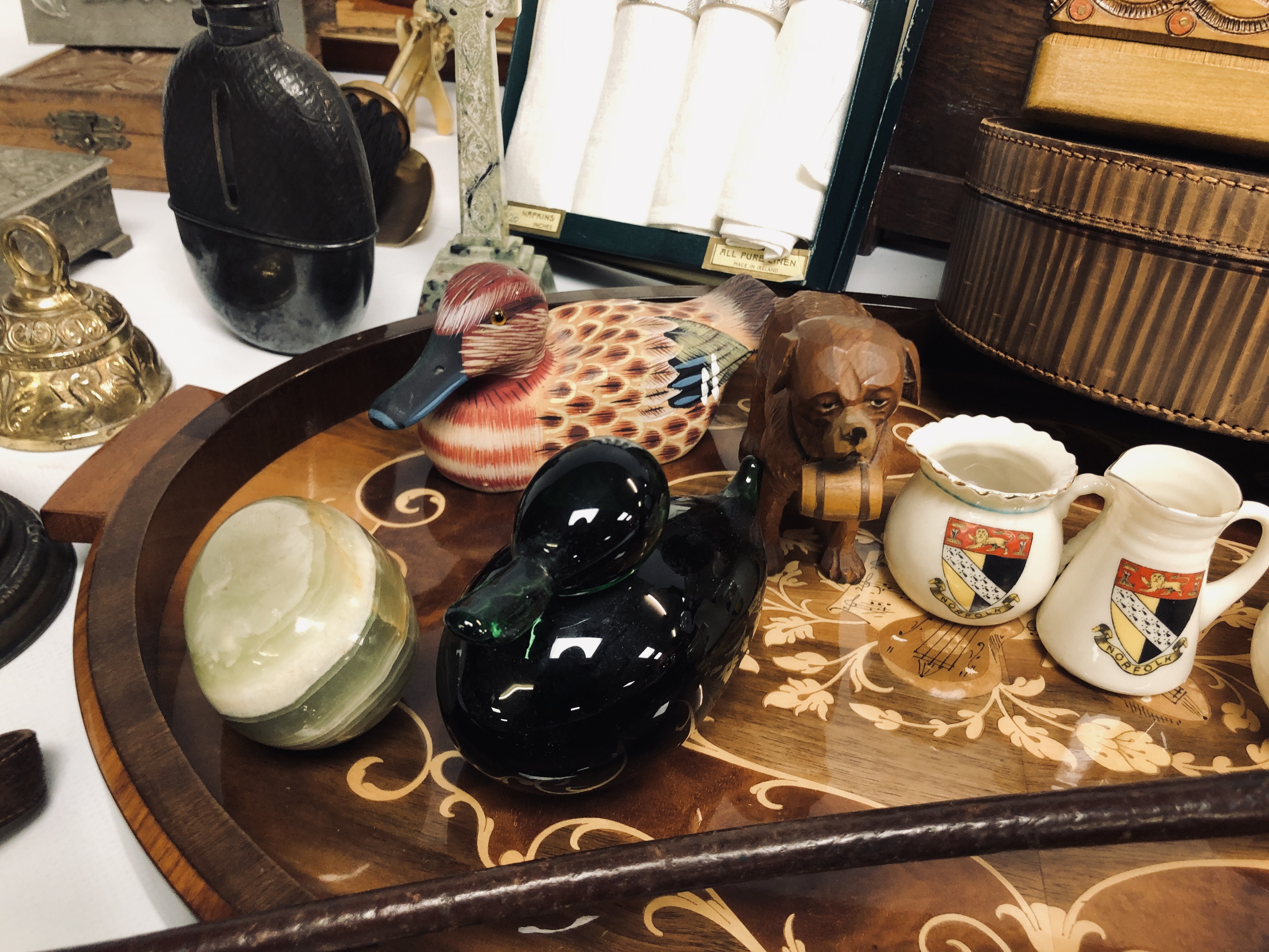 TWO BOXES OF MIXED VINTAGE COLLECTIBLES TO INCLUDE OVAL INLAID TRAY, MANTEL CLOCKS, HIP FLASK, - Image 2 of 11