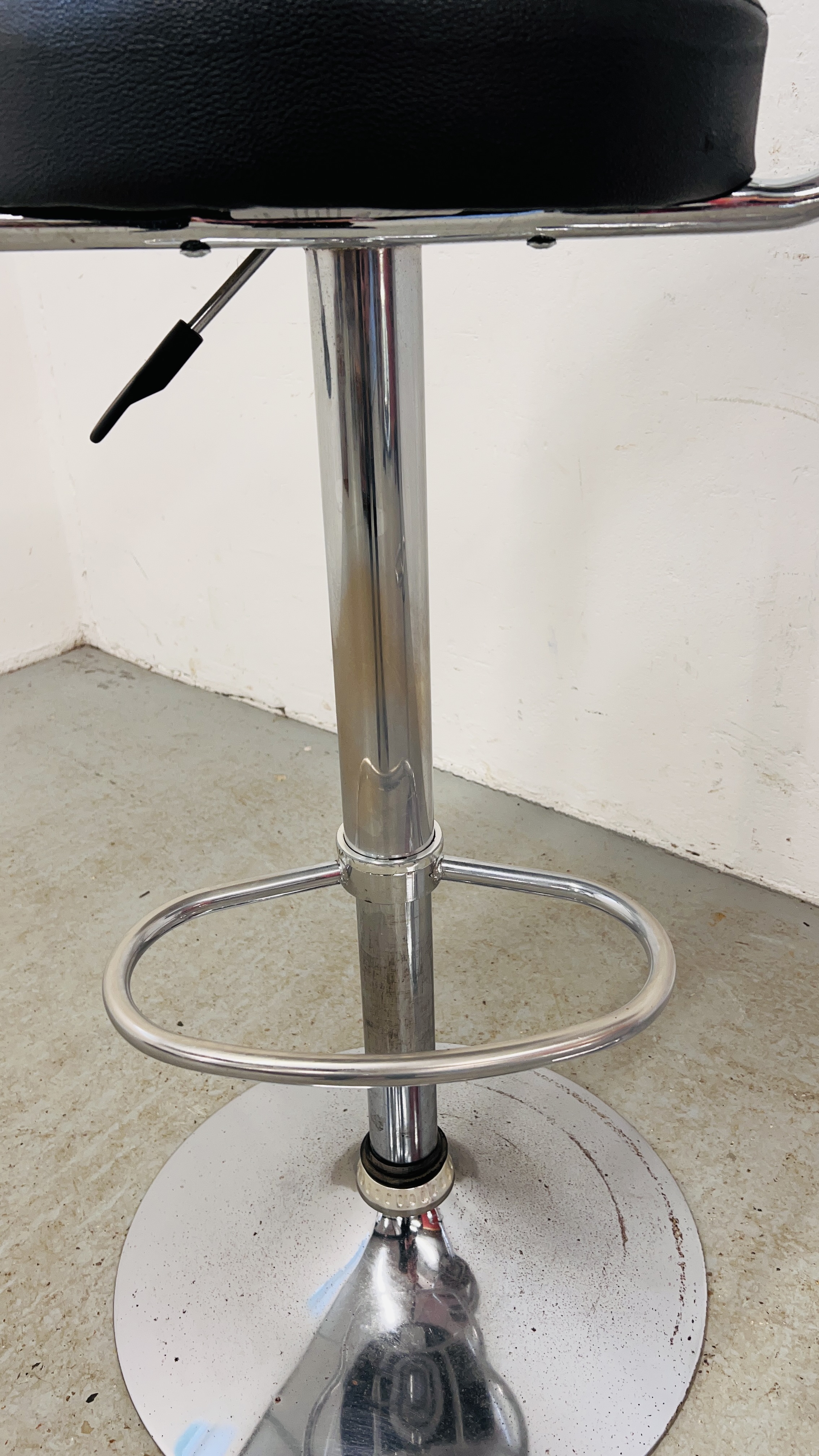 A PAIR OF CHROME FINISH RISE AND FALL BAR STOOLS - Image 7 of 9