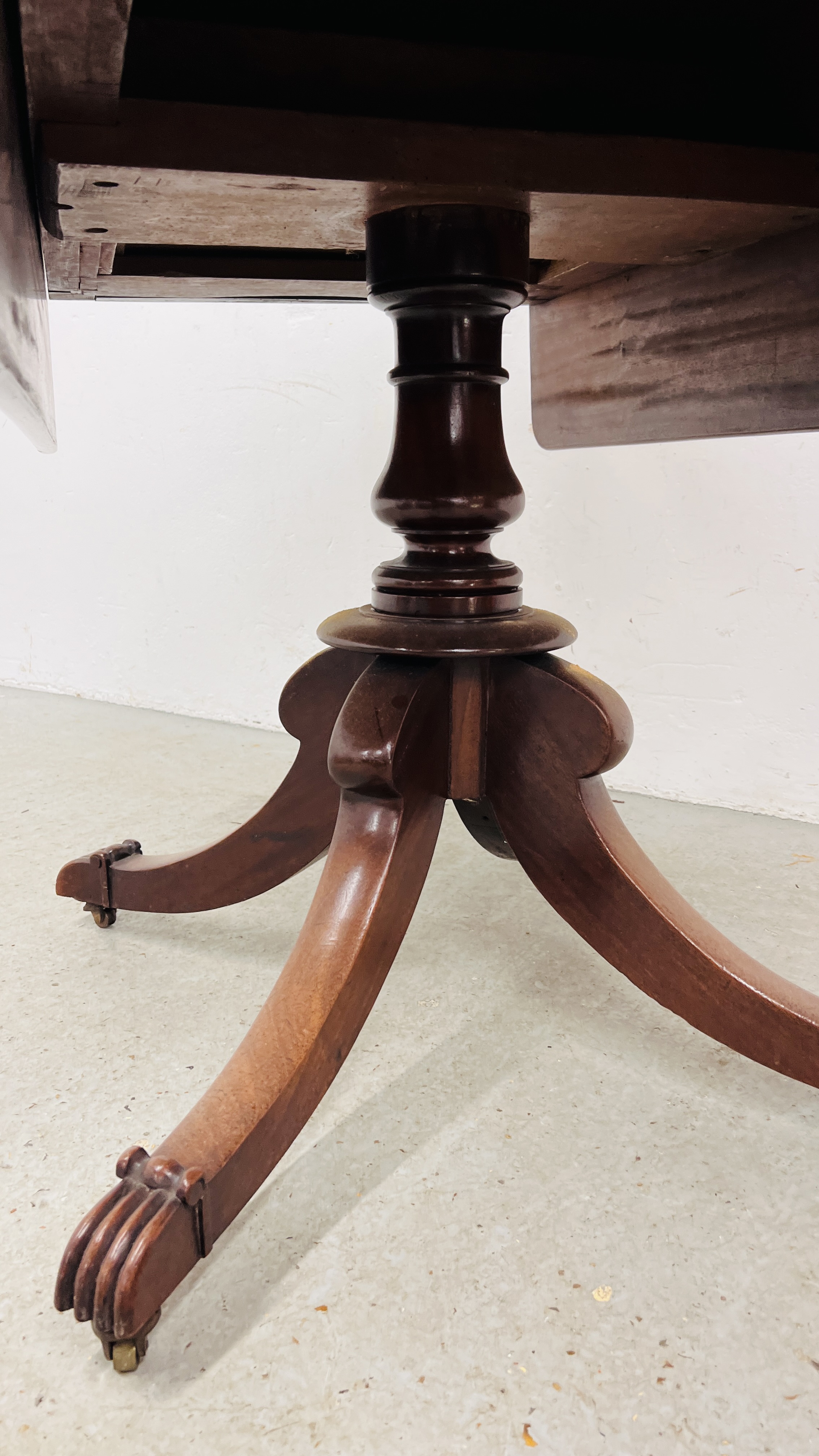 A REGENCY MAHOGANY DROP LEAF PEDESTAL TABLE ON HIPPED OUTSWEPT LEGS, WIDTH 102CM. - Image 4 of 17