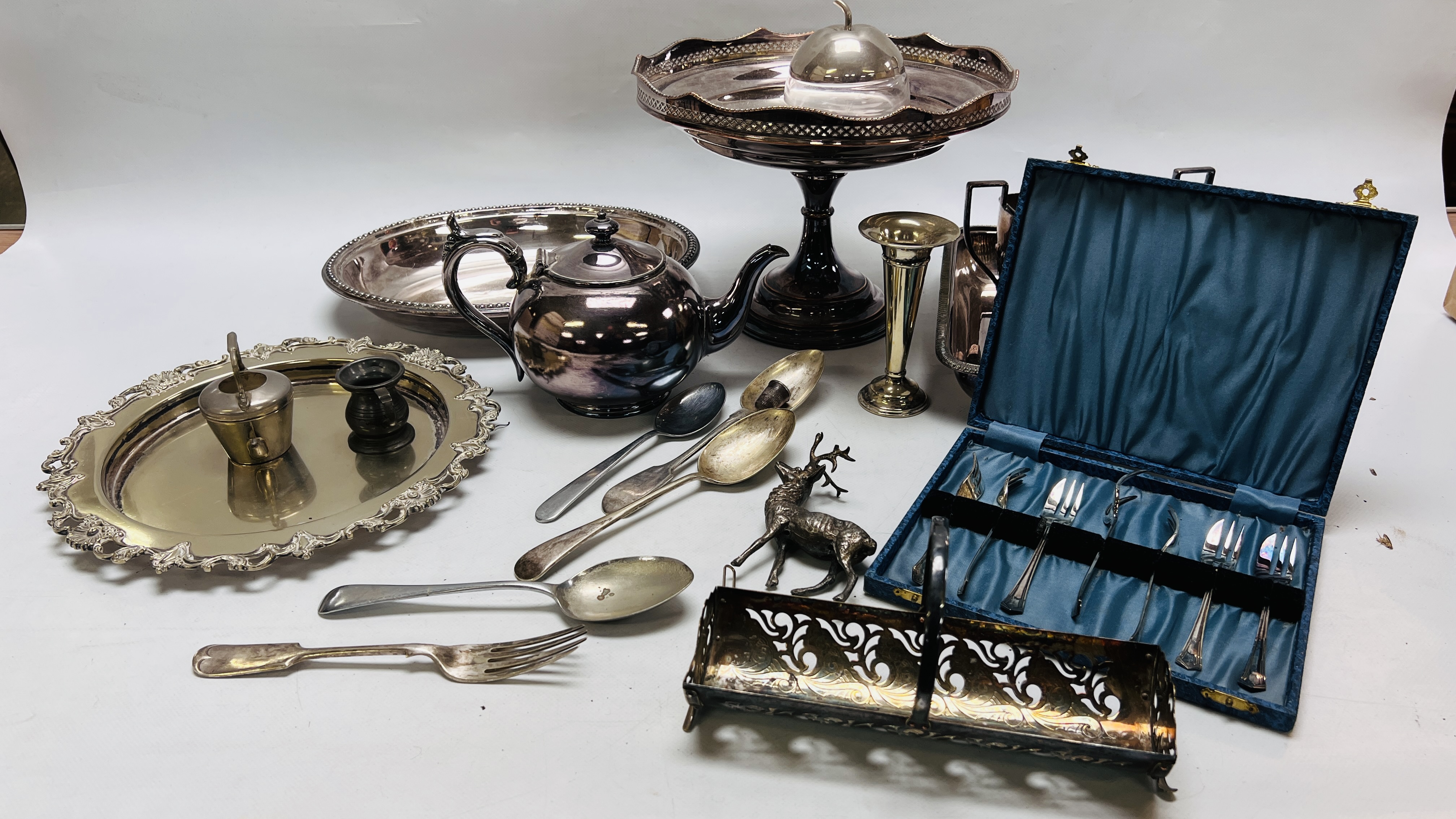 BOX OF ASSORTED VINTAGE SILVER PLATED WARE TO INCLUDE LOOSE AND CASED CUTLERY, SPECIMEN VASE,