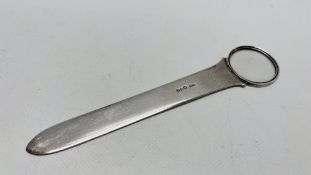A SILVER LETTER OPENER THE HANDLE WITH MAGNIFYING GLASS, CHESTER 1913 LENGTH 19.25CM.