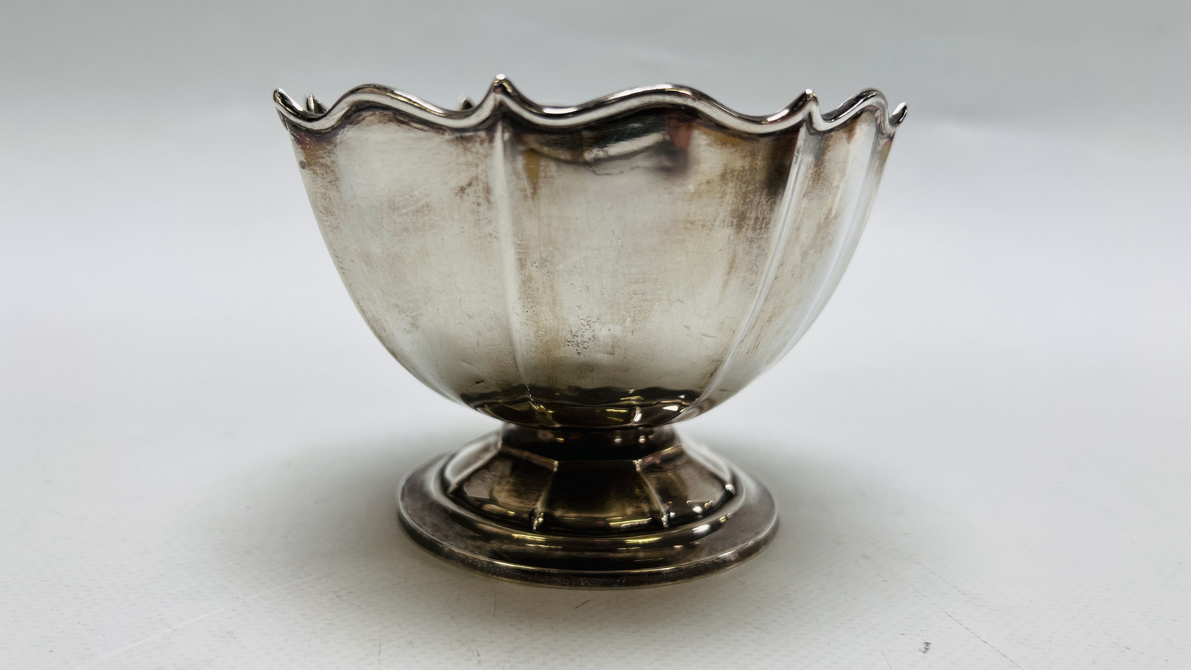 A SILVER FACETED BOWL WITH WAVY RIM ON CIRCULAR DOMED BASE SHEFFIELD 1909 HEIGHT 8.5CM. - Image 3 of 7