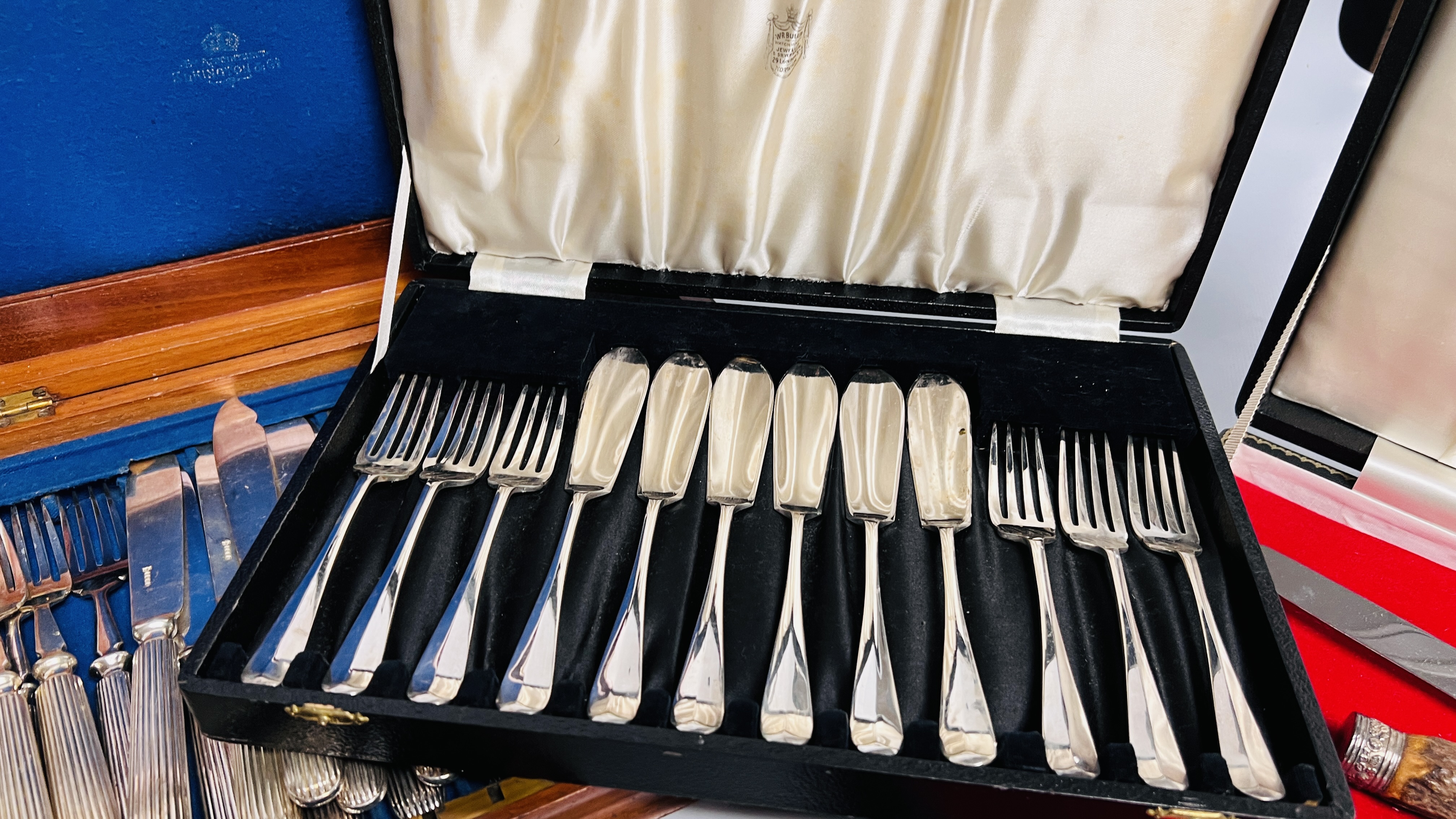 BOX OF SILVER PLATED WARE TO INCLUDE A BUTTER DISH AND COVER, FISH SERVERS, MUSTARD POTS, - Image 6 of 8