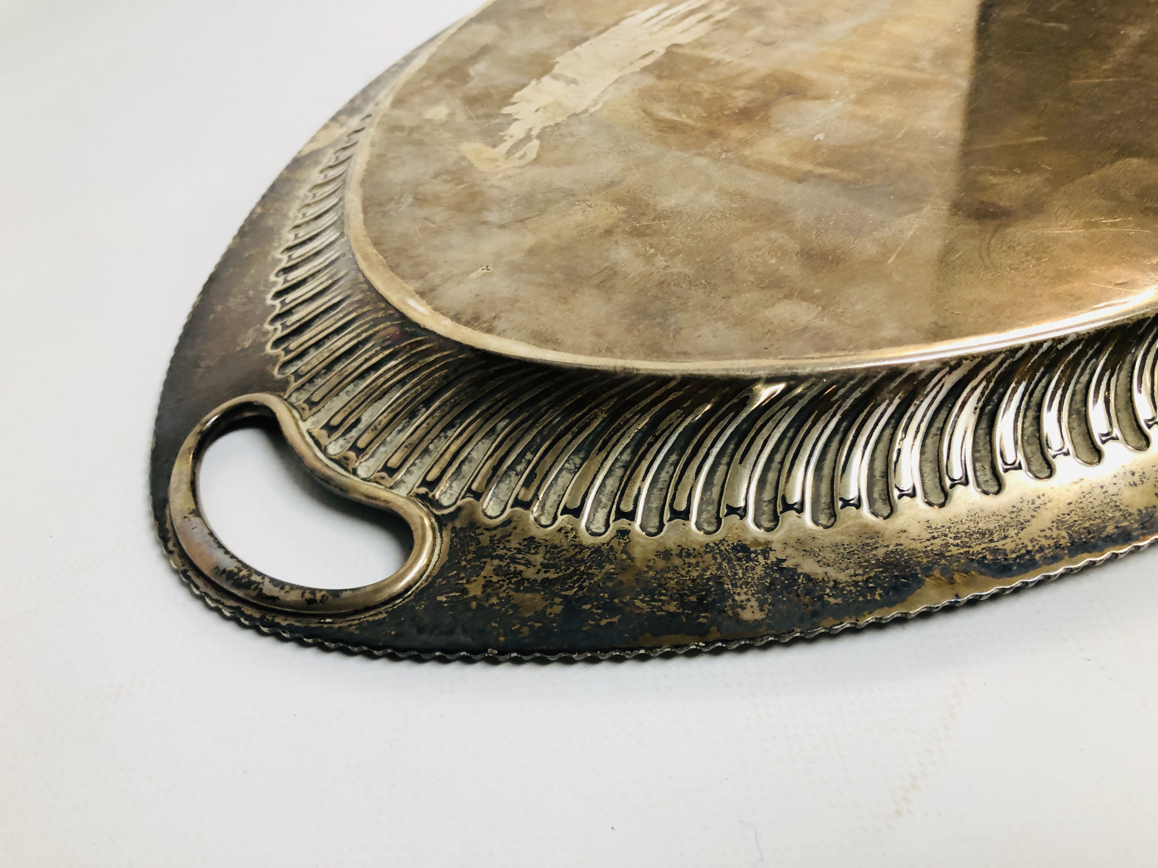 A SILVER TWO HANDLED OVAL TRAY WITH GADROONED DECORATION, SHEFFIELD 1916, L 56CM. - Image 7 of 13
