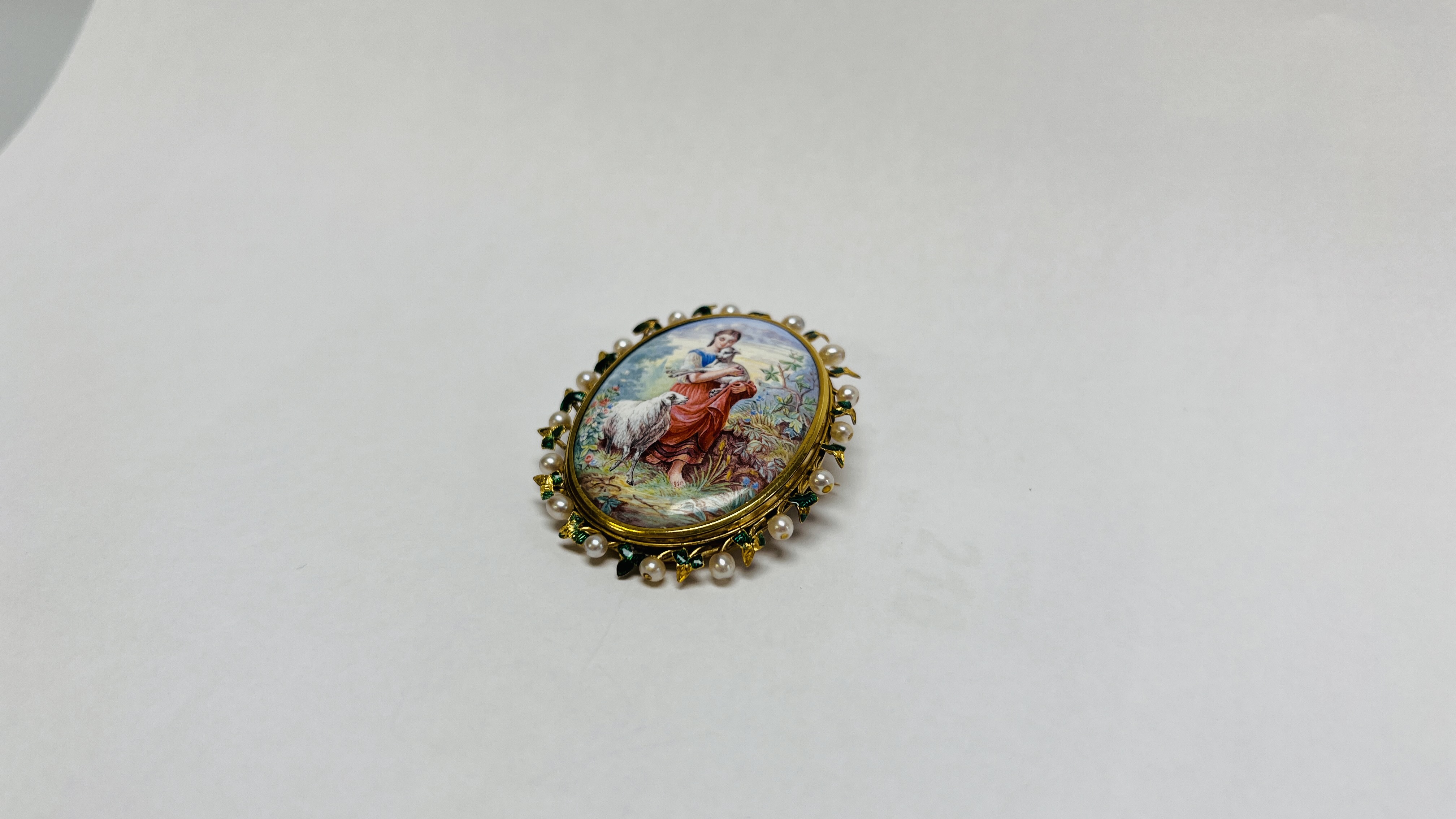 A VINTAGE YELLOW METAL OVAL PORCELAIN PENDANT BROOCH SURROUNDED BY SEED PEARL AND ENAMELLED DETAIL - Image 2 of 8