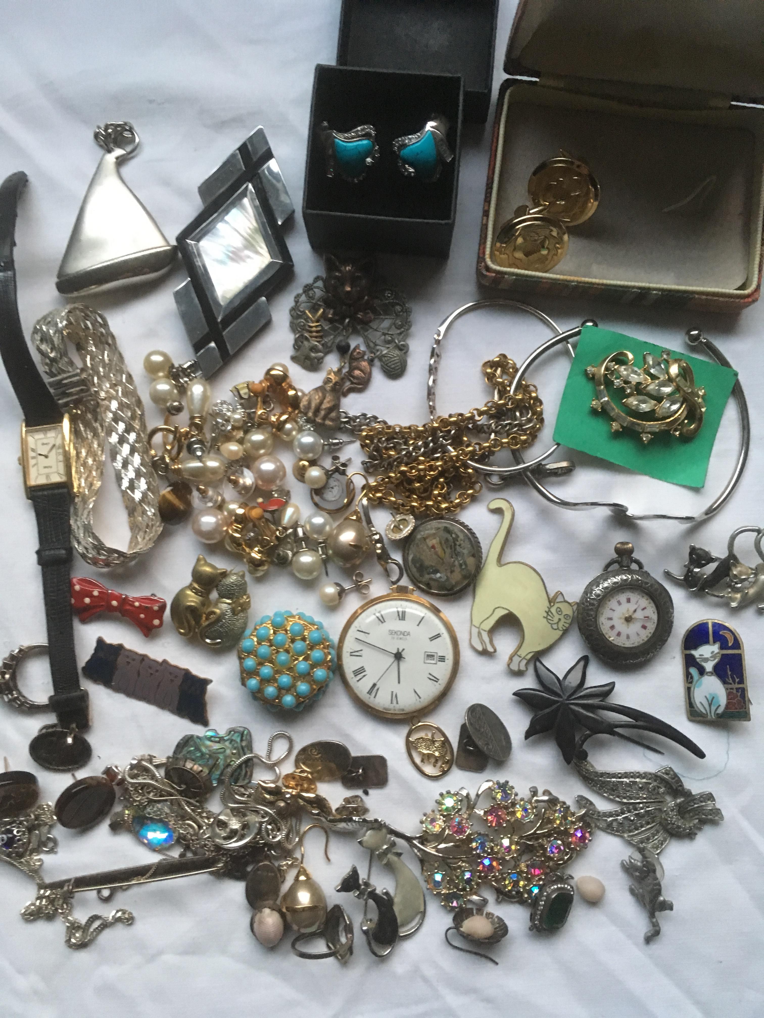 BOX OF COSTUME AND OTHER JEWELLERY, CAT THEMED ITEMS, SOME SILVER.