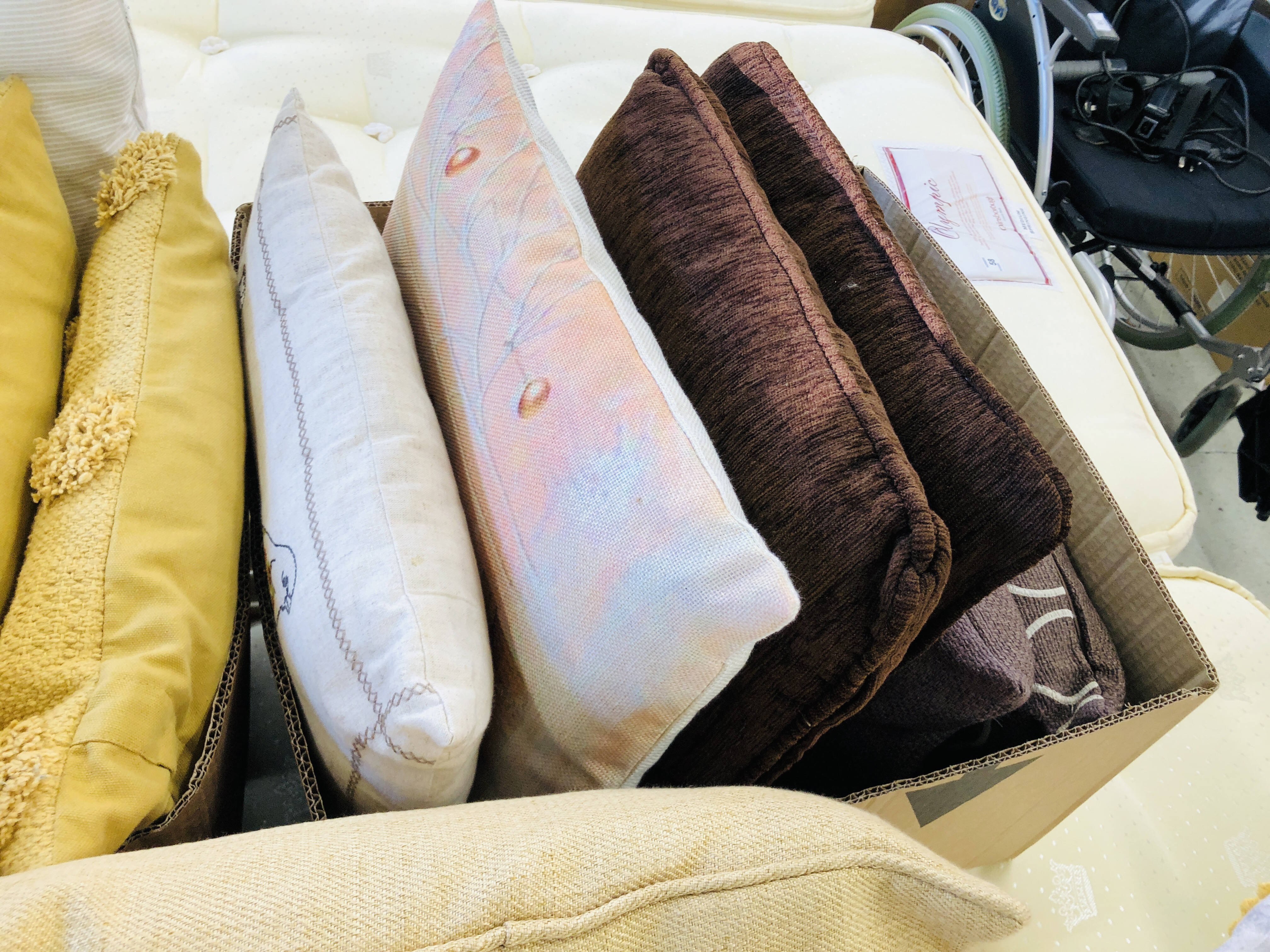 FIVE BOXES CONTAINING QUANTITY OF ASSORTED GOOD QUALITY CUSHIONS. - Image 4 of 6