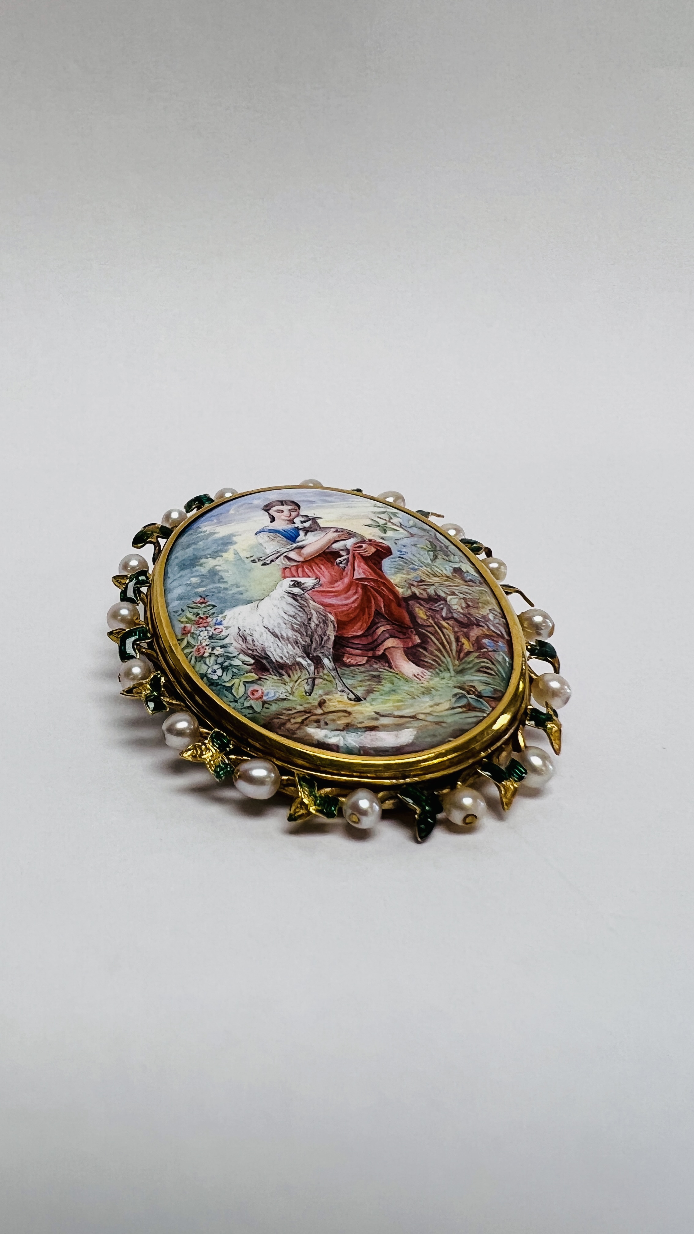 A VINTAGE YELLOW METAL OVAL PORCELAIN PENDANT BROOCH SURROUNDED BY SEED PEARL AND ENAMELLED DETAIL - Image 3 of 8