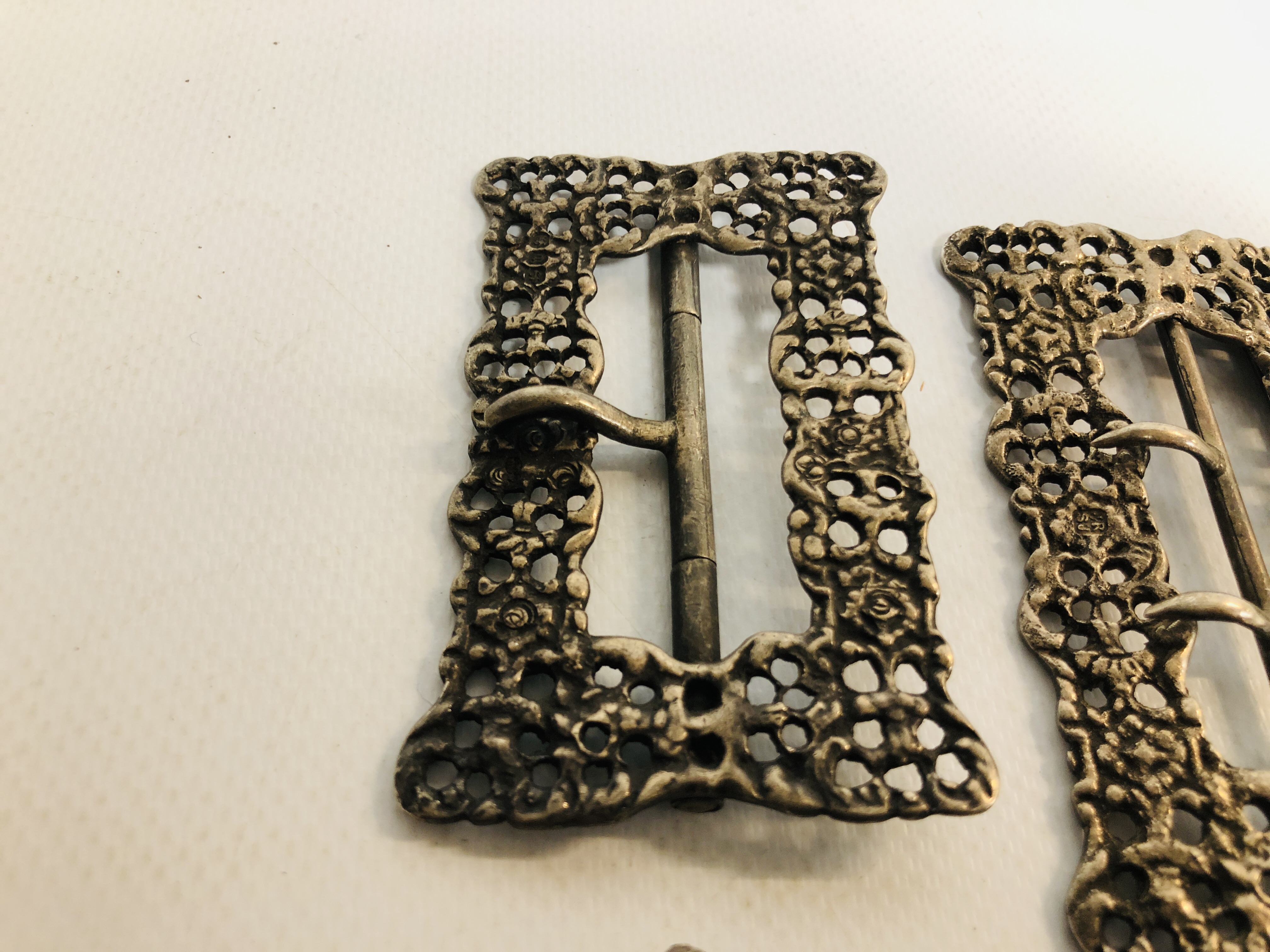 A GROUP OF FOUR SILVER SHAPED RECTANGULAR BUCKLES, VARIOUS DATES AND ASSAYS. - Image 4 of 8