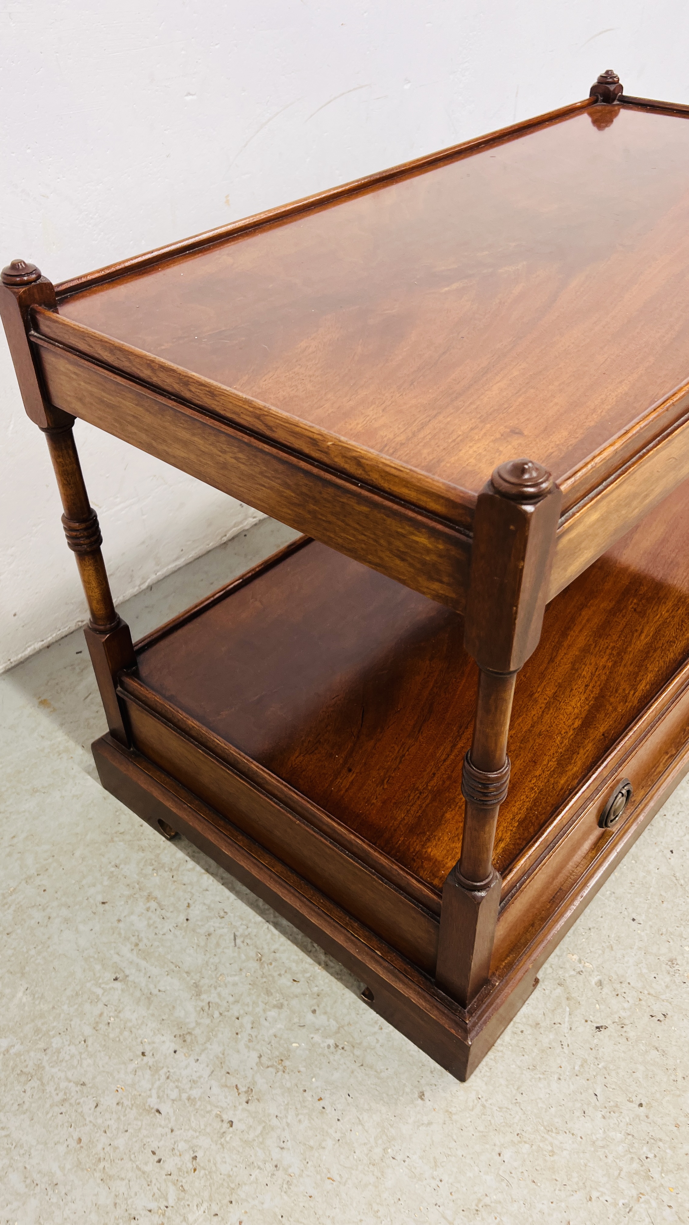 A REPRODUCTION TWO DRAWER, TWO TIER BUFFET / COFFEE TABLE WITH OPEN SHELF. - Image 11 of 11