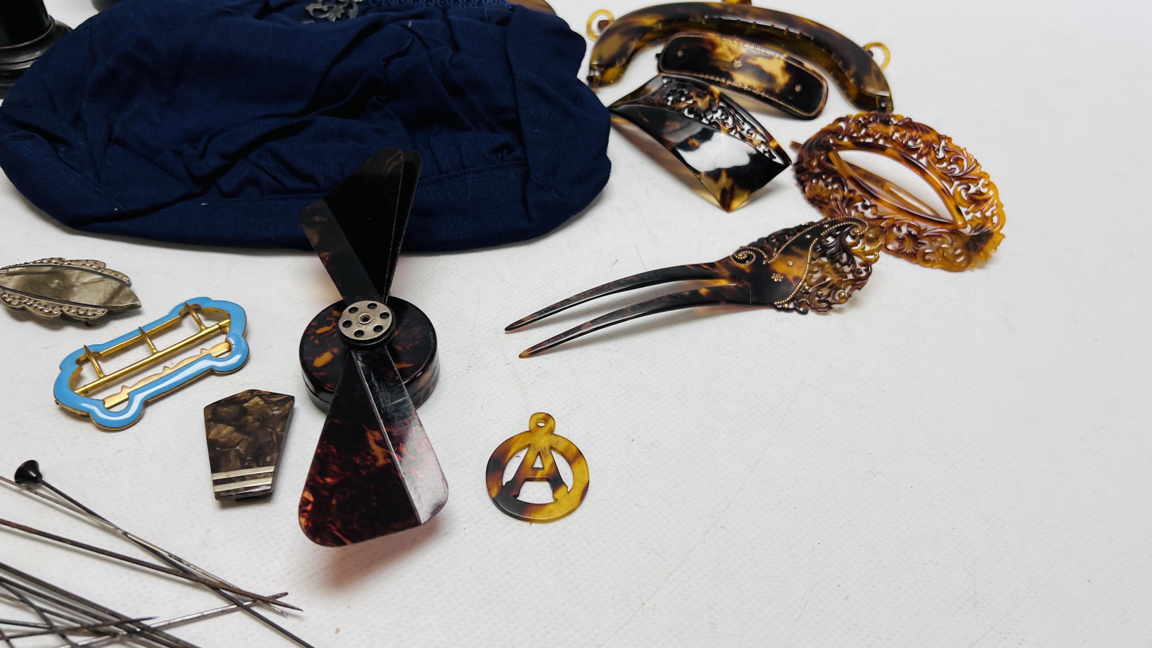 A GROUP OF VINTAGE TORTOISE SHELL FINISH HAIR CLIPS AND COMBS, HANDBAG AND FAN, - Image 5 of 8