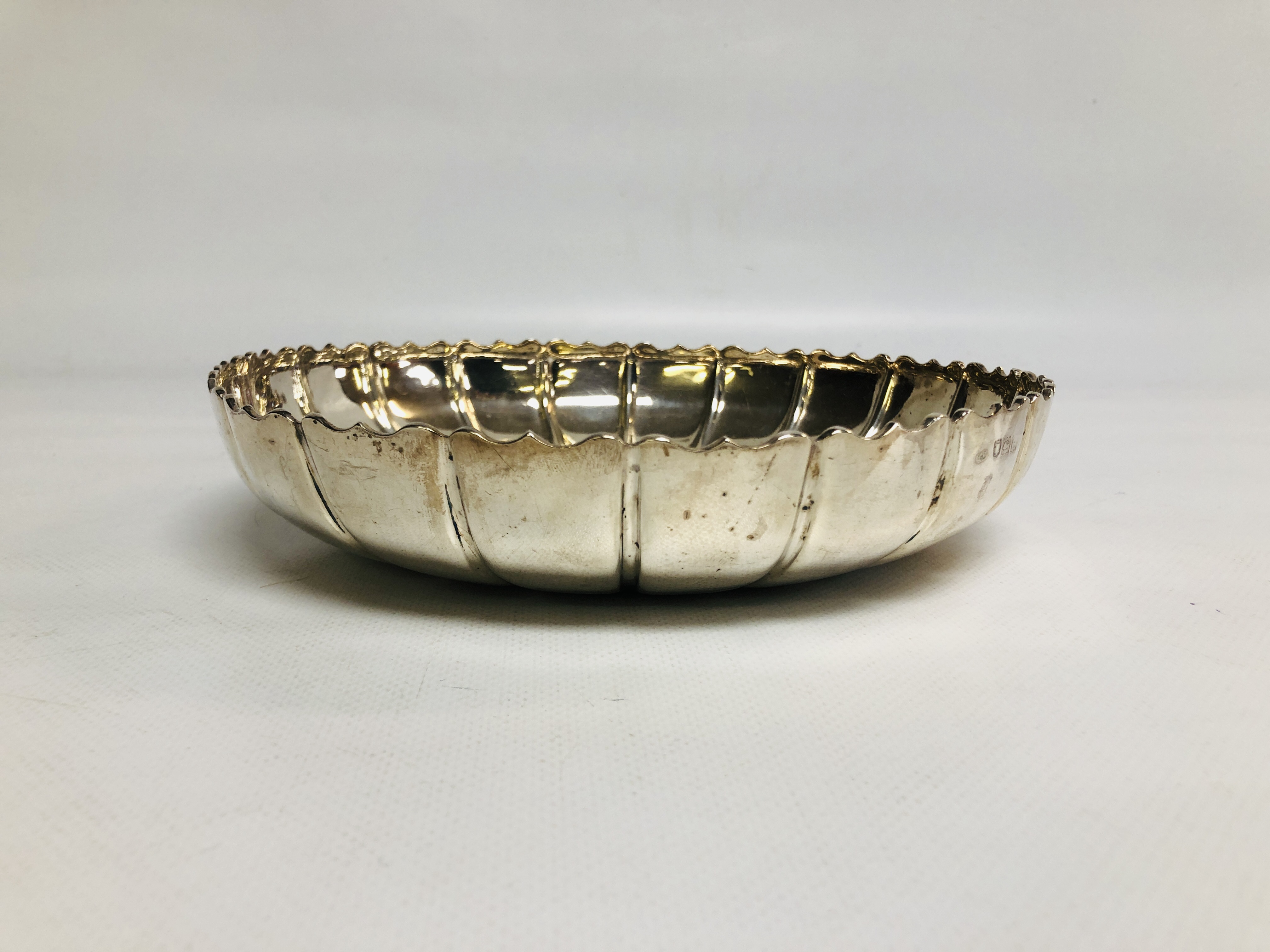 SILVER CIRCULAR DISH WITH FRILLED EDGE THE INTERIOR REEDED, LONDON 1900, D 21.5CM.